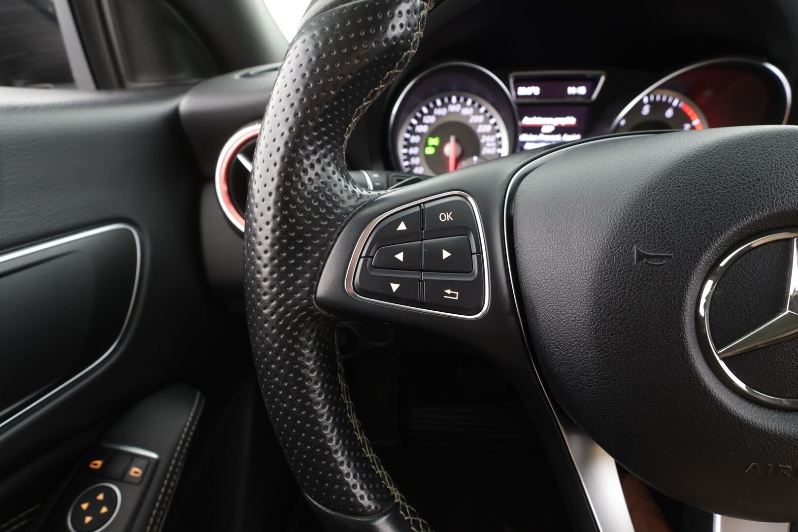 Mercedes-Benz CLA 2016 180 A Shooting Brake Premium Business - | Puolinahat | Sporttipenkit | Xenon | P.kamera | Bluetooth | Vakkari | Lohko + sisälämmitin | Penkinlämmittimet | Suomiauto | 2x renkaat aluin | 