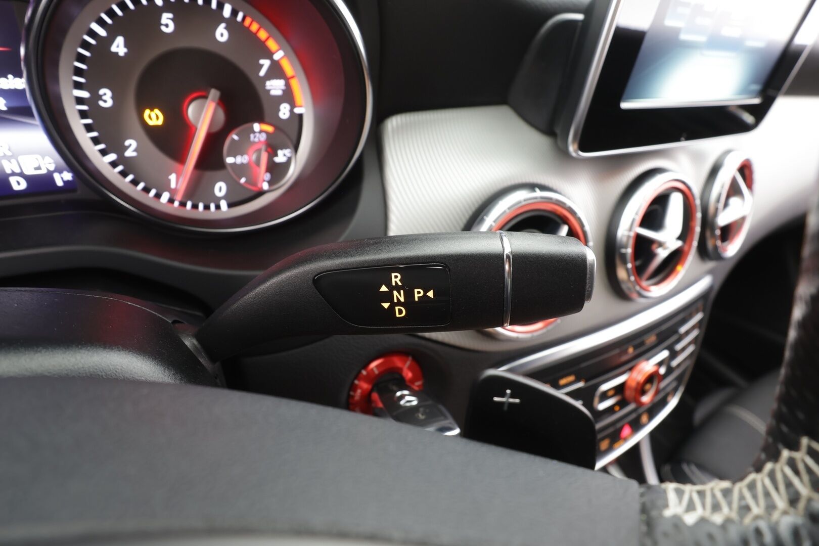 Mercedes-Benz CLA 2016 180 A Shooting Brake Premium Business - | Puolinahat | Sporttipenkit | Xenon | P.kamera | Bluetooth | Vakkari | Lohko + sisälämmitin | Penkinlämmittimet | Suomiauto | 2x renkaat aluin | 