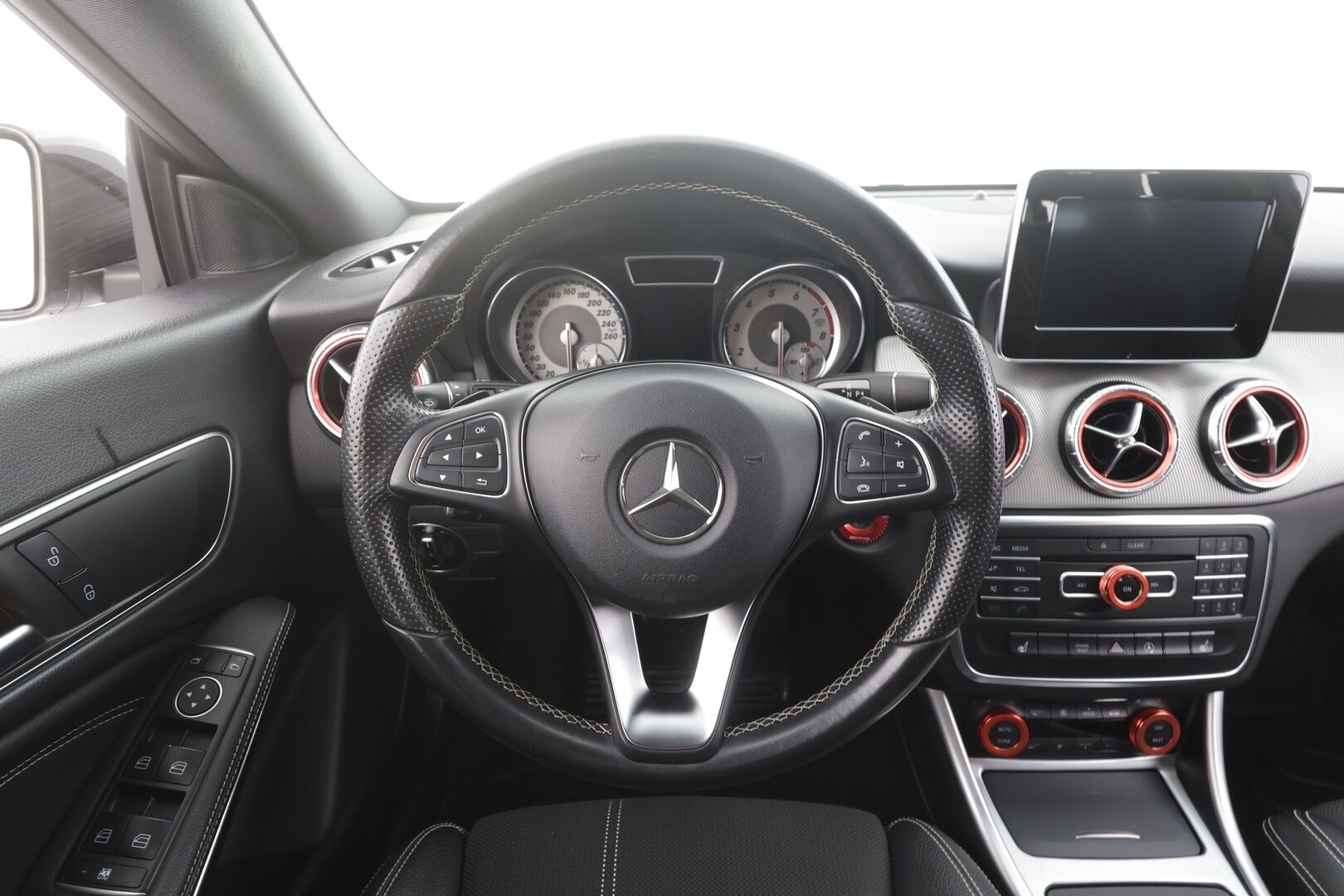 Mercedes-Benz CLA 2016 180 A Shooting Brake Premium Business - | Puolinahat | Sporttipenkit | Xenon | P.kamera | Bluetooth | Vakkari | Lohko + sisälämmitin | Penkinlämmittimet | Suomiauto | 2x renkaat aluin | 