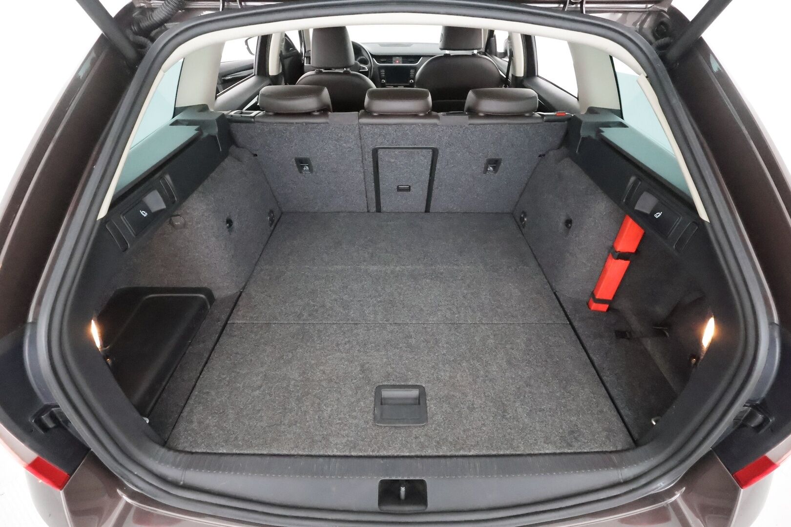 Skoda Octavia 2016 Combi 1,8 TSI 4x4 L&K DSG Autom. **Laurin&Klement / Adapt.Vakkari / Webasto / Muistipenkki / Canton / Xenon-valot** - P.Tutkat / Navi / Kaistavahti / KeylessGO / 2x Renkaat