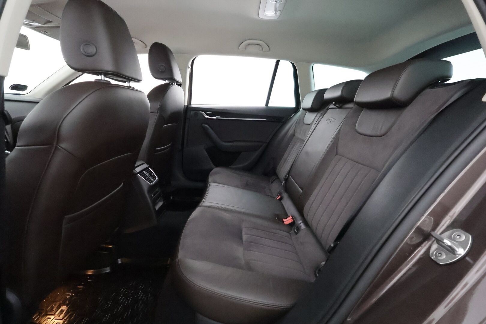 Skoda Octavia 2016 Combi 1,8 TSI 4x4 L&K DSG Autom. **Laurin&Klement / Adapt.Vakkari / Webasto / Muistipenkki / Canton / Xenon-valot** - P.Tutkat / Navi / Kaistavahti / KeylessGO / 2x Renkaat