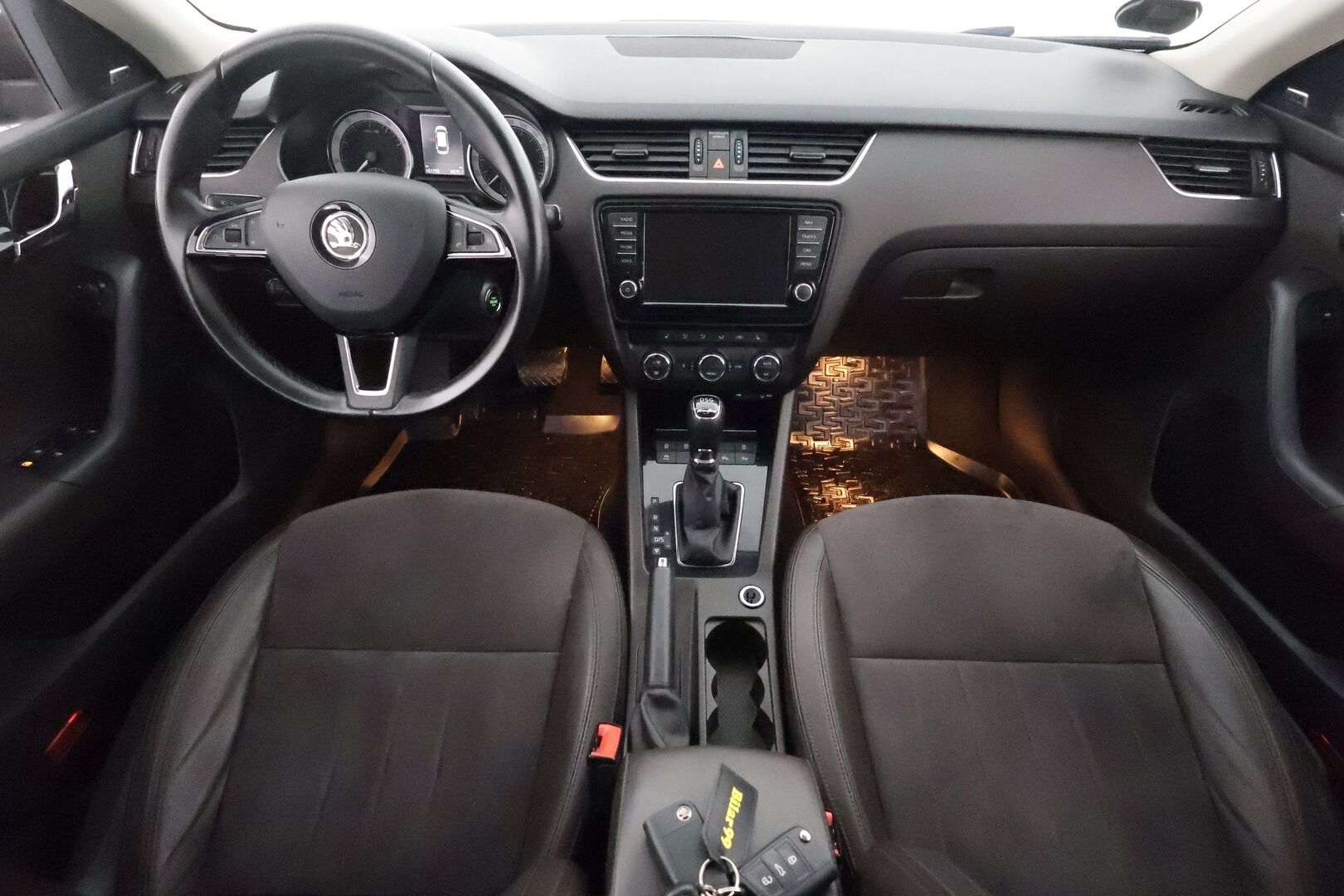Skoda Octavia 2016 Combi 1,8 TSI 4x4 L&K DSG Autom. **Laurin&Klement / Adapt.Vakkari / Webasto / Muistipenkki / Canton / Xenon-valot** - P.Tutkat / Navi / Kaistavahti / KeylessGO / 2x Renkaat