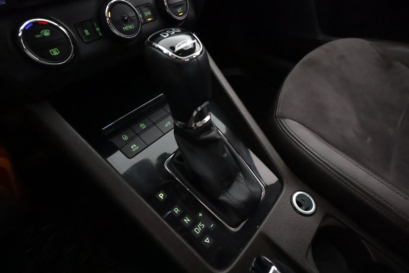 Skoda Octavia 2016 Combi 1,8 TSI 4x4 L&K DSG Autom. **Laurin&Klement / Adapt.Vakkari / Webasto / Muistipenkki / Canton / Xenon-valot** - P.Tutkat / Navi / Kaistavahti / KeylessGO / 2x Renkaat