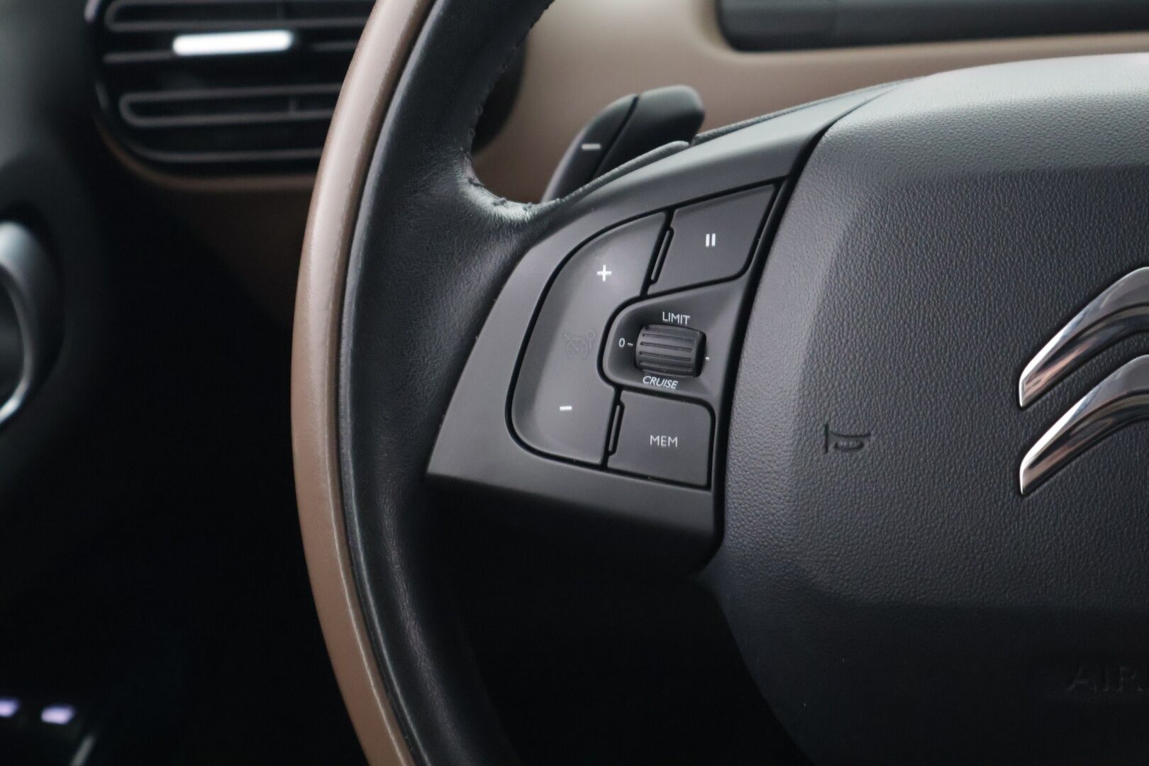 Citroen C4 Cactus 2016 e-VTi 82 Shine ETG Automaatti - P-Kamera / Nahka-Alcantara / Tuore Jakopää / Huoltokirja / Vakkari