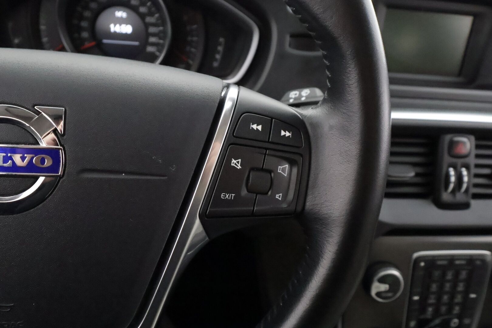 Volvo V40 2016 T2 Momentum aut - | Akt. Xenon | Webasto | Vakkari | High perf. audio | P.tutka | Bluetooth | City Safety | Penkinlämmittimet | Huoltokirja | 2x renkaat aluin | 