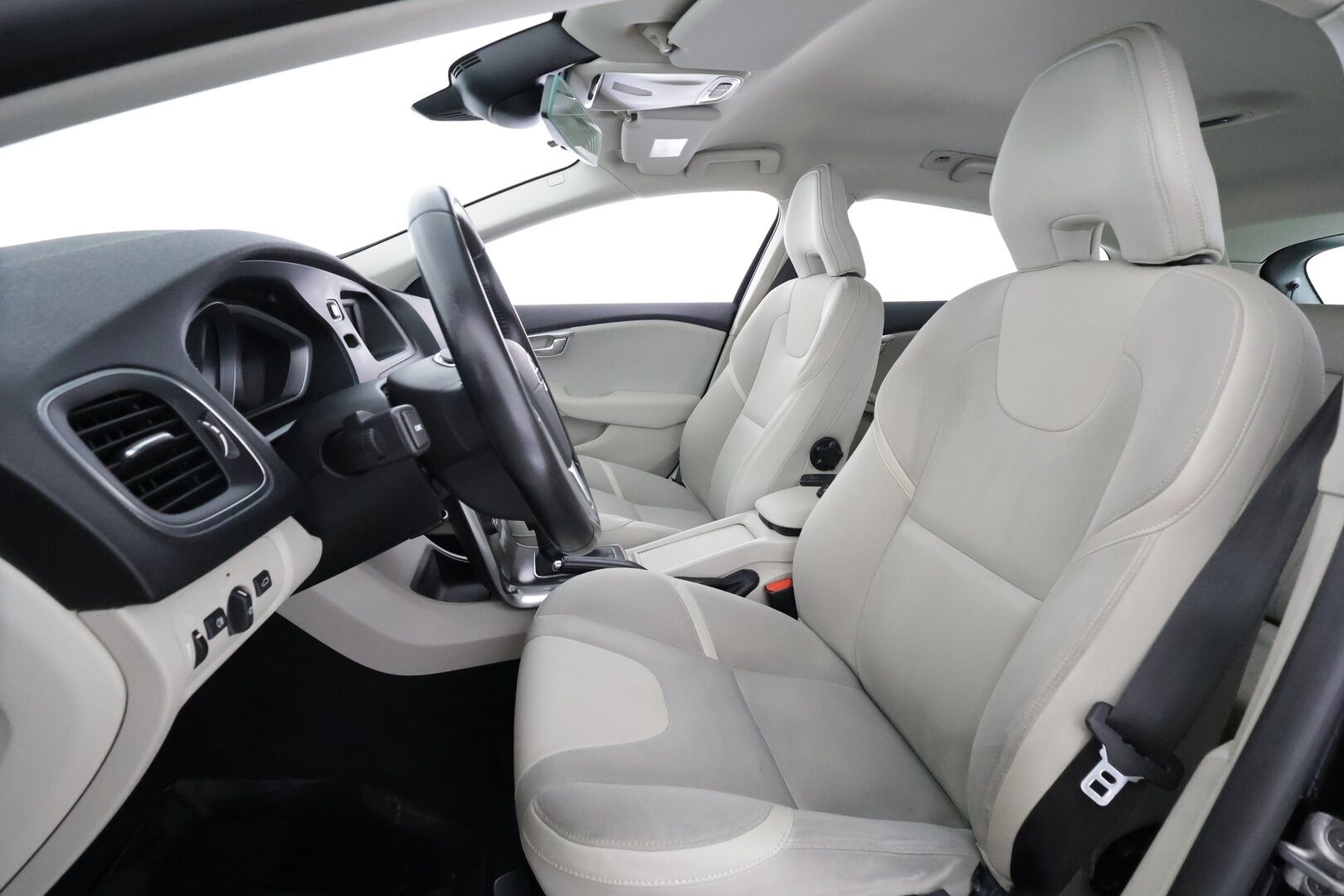 Volvo V40 2016 T2 Momentum aut - | Akt. Xenon | Webasto | Vakkari | High perf. audio | P.tutka | Bluetooth | City Safety | Penkinlämmittimet | Huoltokirja | 2x renkaat aluin | 