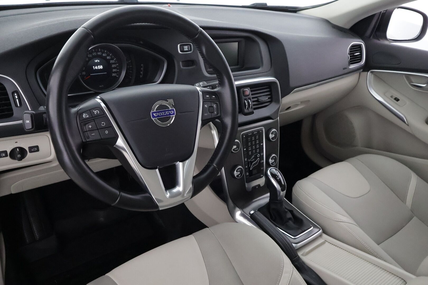 Volvo V40 2016 T2 Momentum aut - | Akt. Xenon | Webasto | Vakkari | High perf. audio | P.tutka | Bluetooth | City Safety | Penkinlämmittimet | Huoltokirja | 2x renkaat aluin | 