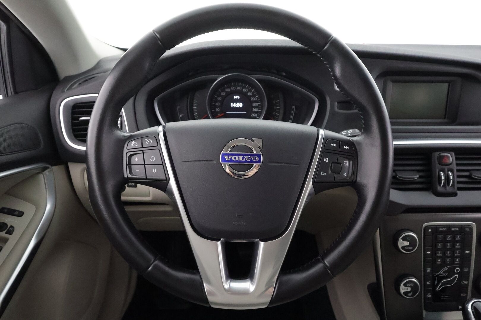 Volvo V40 2016 T2 Momentum aut - | Akt. Xenon | Webasto | Vakkari | High perf. audio | P.tutka | Bluetooth | City Safety | Penkinlämmittimet | Huoltokirja | 2x renkaat aluin | 