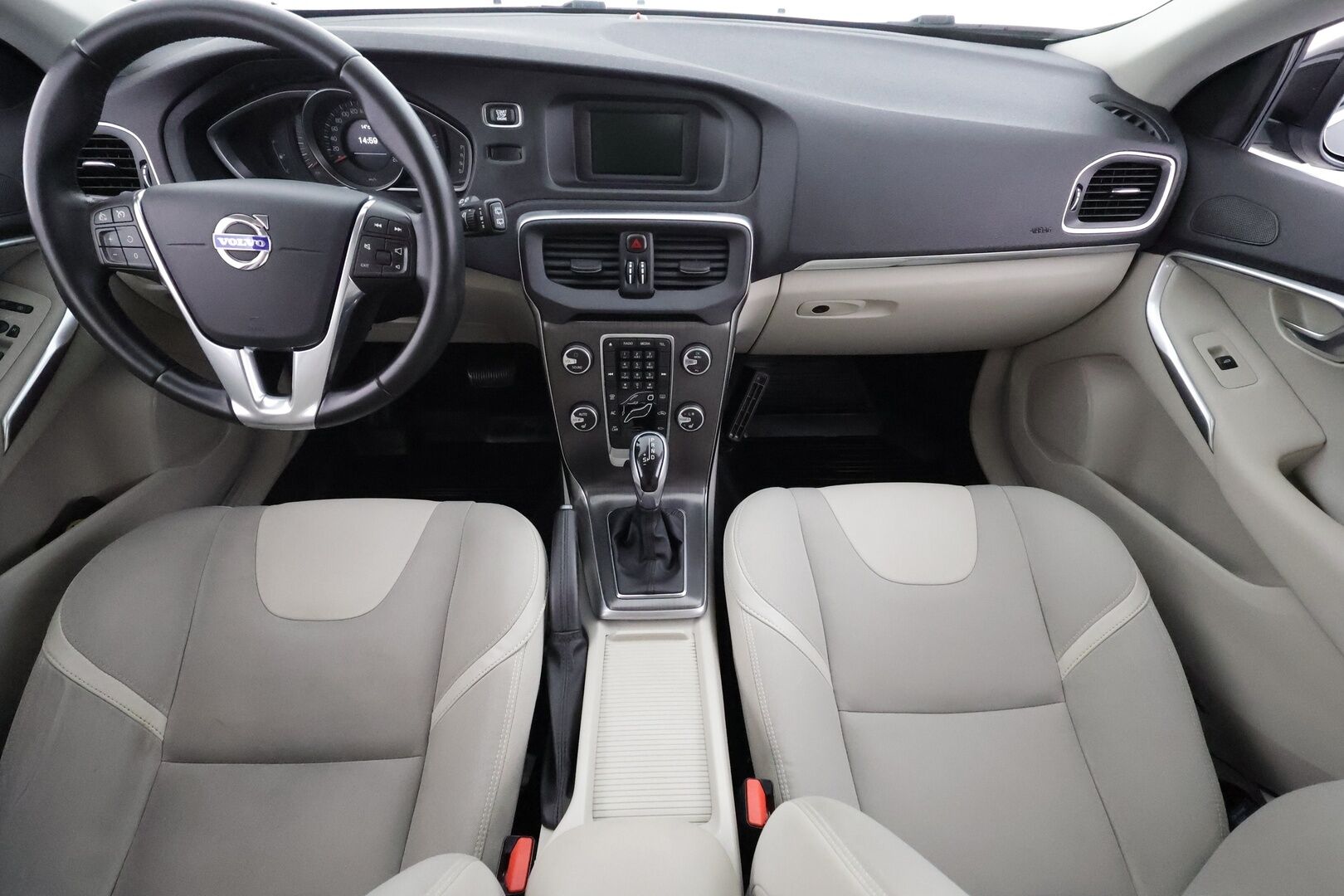Volvo V40 2016 T2 Momentum aut - | Akt. Xenon | Webasto | Vakkari | High perf. audio | P.tutka | Bluetooth | City Safety | Penkinlämmittimet | Huoltokirja | 2x renkaat aluin | 