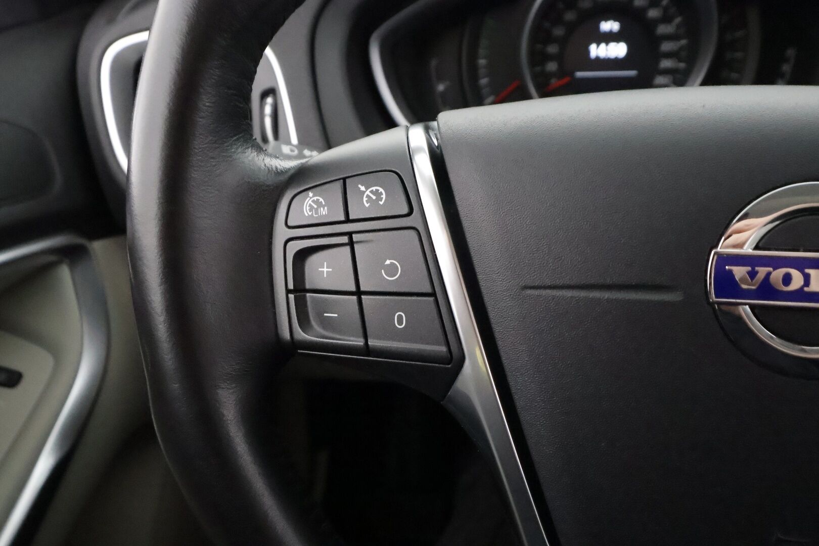 Volvo V40 2016 T2 Momentum aut - | Akt. Xenon | Webasto | Vakkari | High perf. audio | P.tutka | Bluetooth | City Safety | Penkinlämmittimet | Huoltokirja | 2x renkaat aluin | 