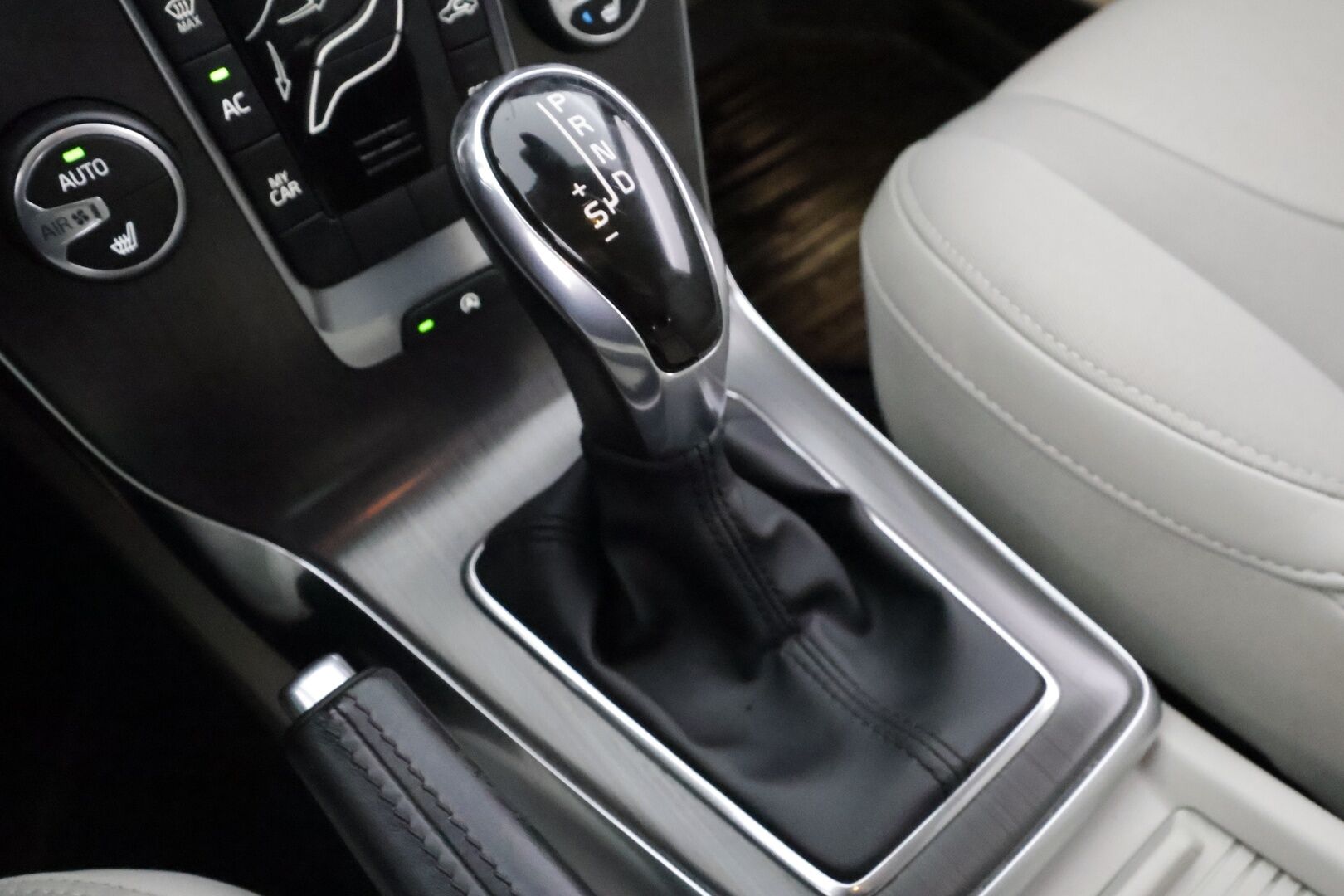 Volvo V40 2016 T2 Momentum aut - | Akt. Xenon | Webasto | Vakkari | High perf. audio | P.tutka | Bluetooth | City Safety | Penkinlämmittimet | Huoltokirja | 2x renkaat aluin | 