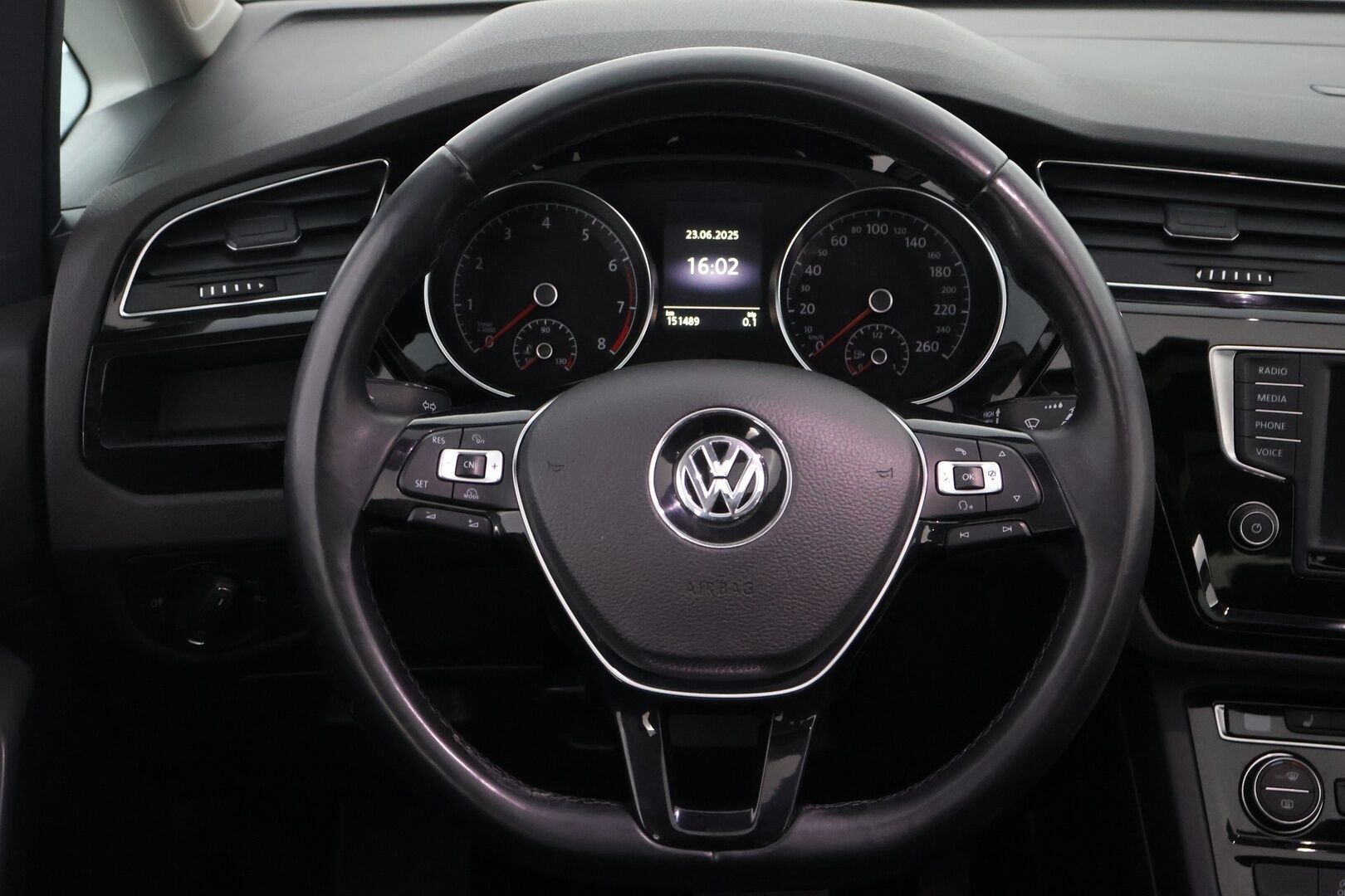 Volkswagen Touran 2016 Comfortline 1,4 TSI 110 kW (150 hv) DSG-automaatti - 7-P / Suomiauto / Lasikatto / Lohko & Sisä / Sähköluukku / Vakkari / Tutkat / Juuri saapunut Tampereelle!