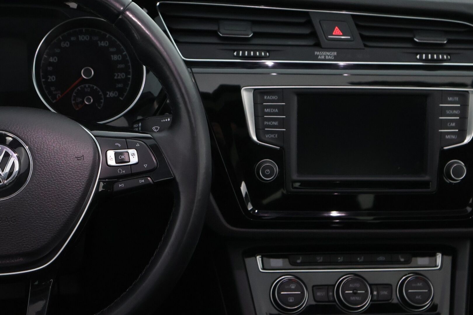 Volkswagen Touran 2016 Comfortline 1,4 TSI 110 kW (150 hv) DSG-automaatti - 7-P / Suomiauto / Lasikatto / Lohko & Sisä / Sähköluukku / Vakkari / Tutkat / Juuri saapunut Tampereelle!