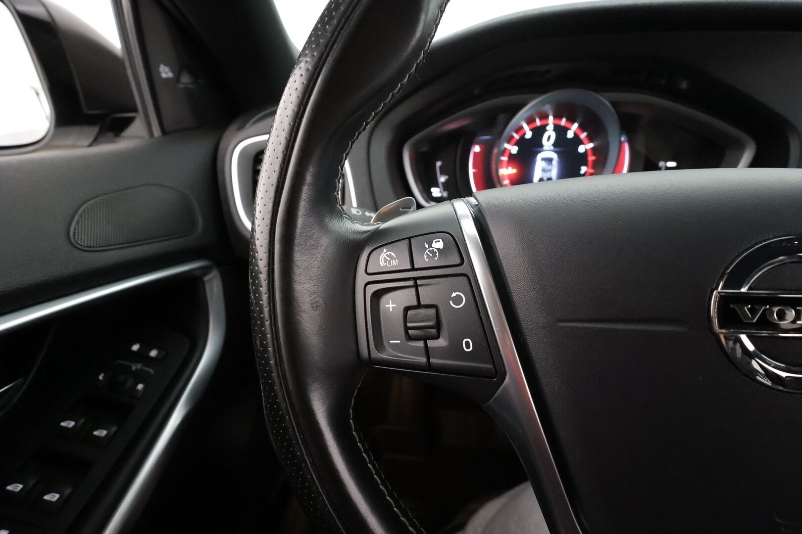 Volvo V40 2016 T5 R-Design Carbon Edition aut * ACC / P.kamera / Aktiiv.Xenon / Navi / H&K / Digimittaristo / BLIS / Webasto * - Kahdet renkaat aluvanteilla / Huippuvarusteet