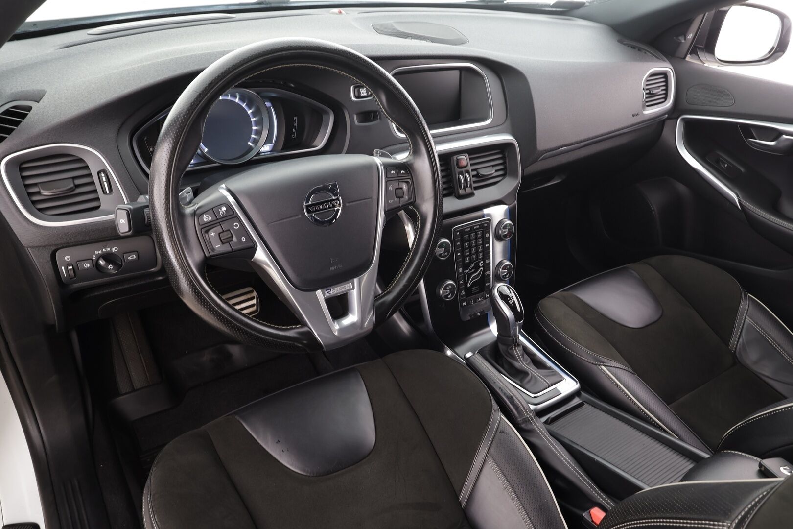 Volvo V40 2016 T5 R-Design Carbon Edition aut * ACC / P.kamera / Aktiiv.Xenon / Navi / H&K / Digimittaristo / BLIS / Webasto * - Kahdet renkaat aluvanteilla / Huippuvarusteet