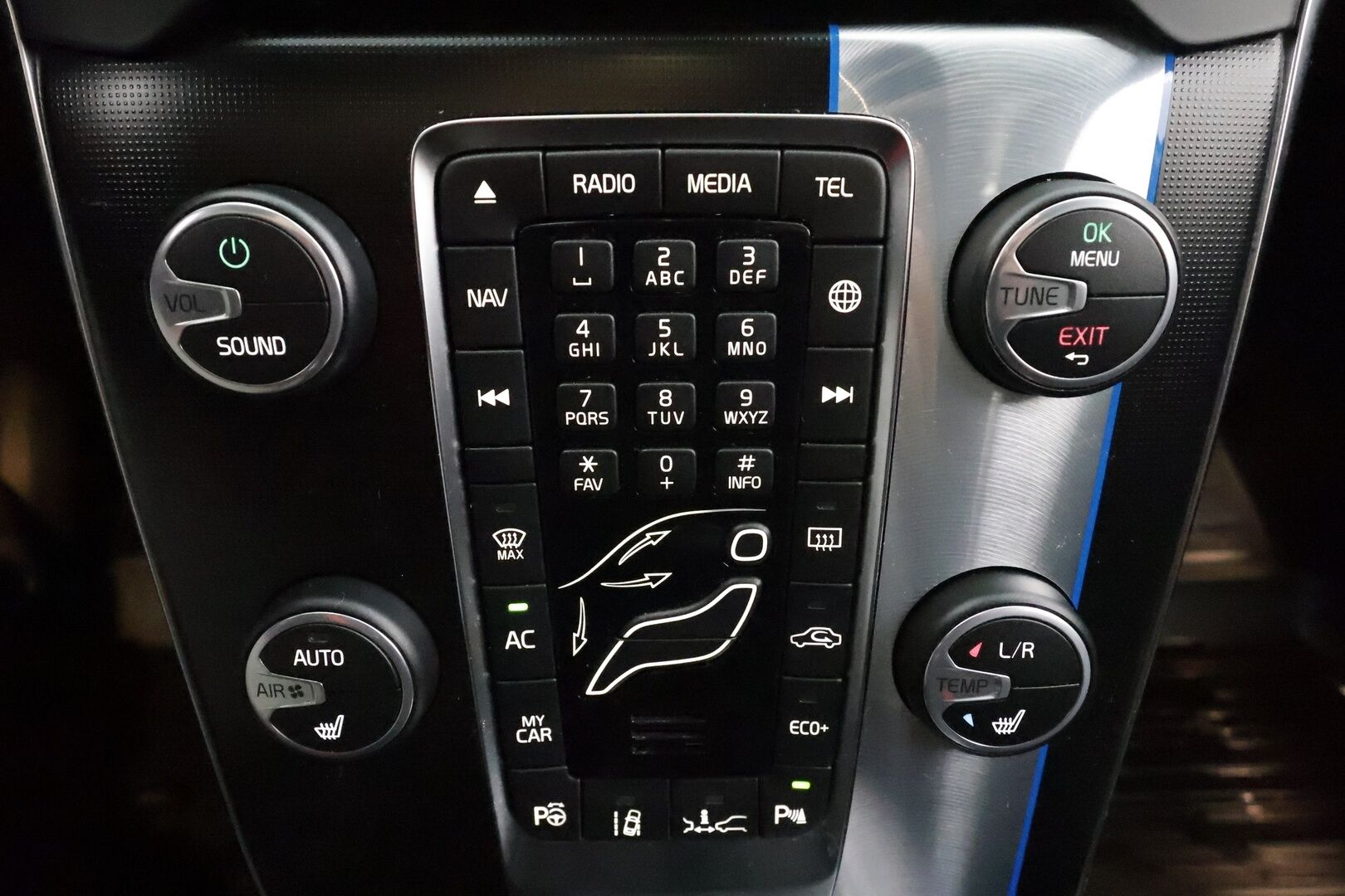 Volvo V40 2016 T5 R-Design Carbon Edition aut * ACC / P.kamera / Aktiiv.Xenon / Navi / H&K / Digimittaristo / BLIS / Webasto * - Kahdet renkaat aluvanteilla / Huippuvarusteet