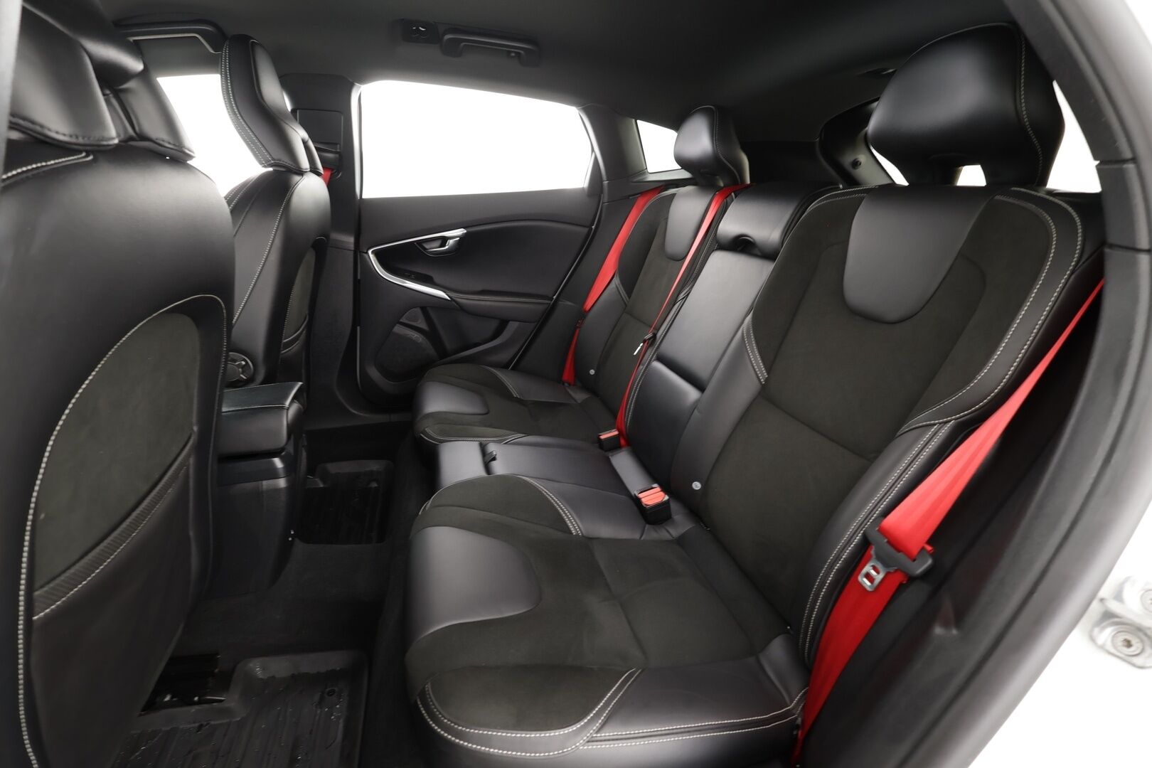 Volvo V40 2016 T5 R-Design Carbon Edition aut * ACC / P.kamera / Aktiiv.Xenon / Navi / H&K / Digimittaristo / BLIS / Webasto * - Kahdet renkaat aluvanteilla / Huippuvarusteet