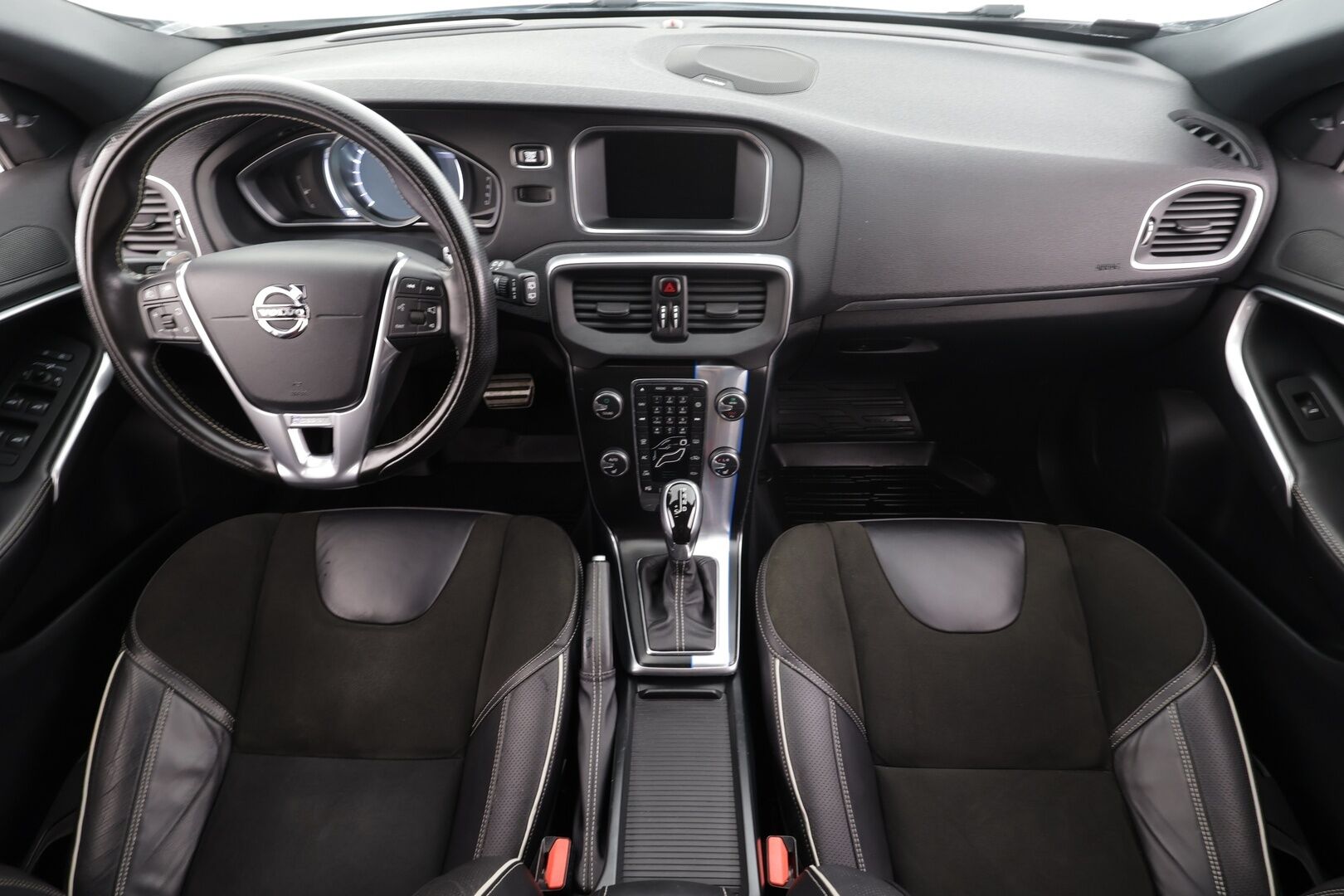 Volvo V40 2016 T5 R-Design Carbon Edition aut * ACC / P.kamera / Aktiiv.Xenon / Navi / H&K / Digimittaristo / BLIS / Webasto * - Kahdet renkaat aluvanteilla / Huippuvarusteet