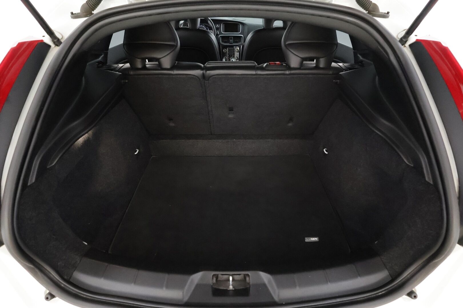 Volvo V40 2016 T5 R-Design Carbon Edition aut * ACC / P.kamera / Aktiiv.Xenon / Navi / H&K / Digimittaristo / BLIS / Webasto * - Kahdet renkaat aluvanteilla / Huippuvarusteet