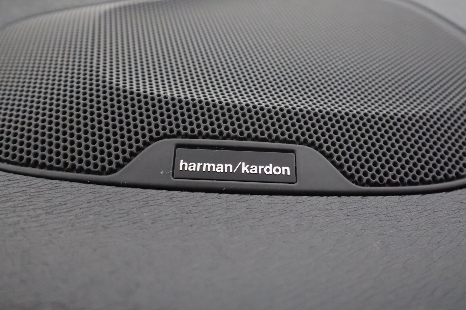 Volvo V40 2016 T5 R-Design Carbon Edition aut * ACC / P.kamera / Aktiiv.Xenon / Navi / H&K / Digimittaristo / BLIS / Webasto * - Kahdet renkaat aluvanteilla / Huippuvarusteet