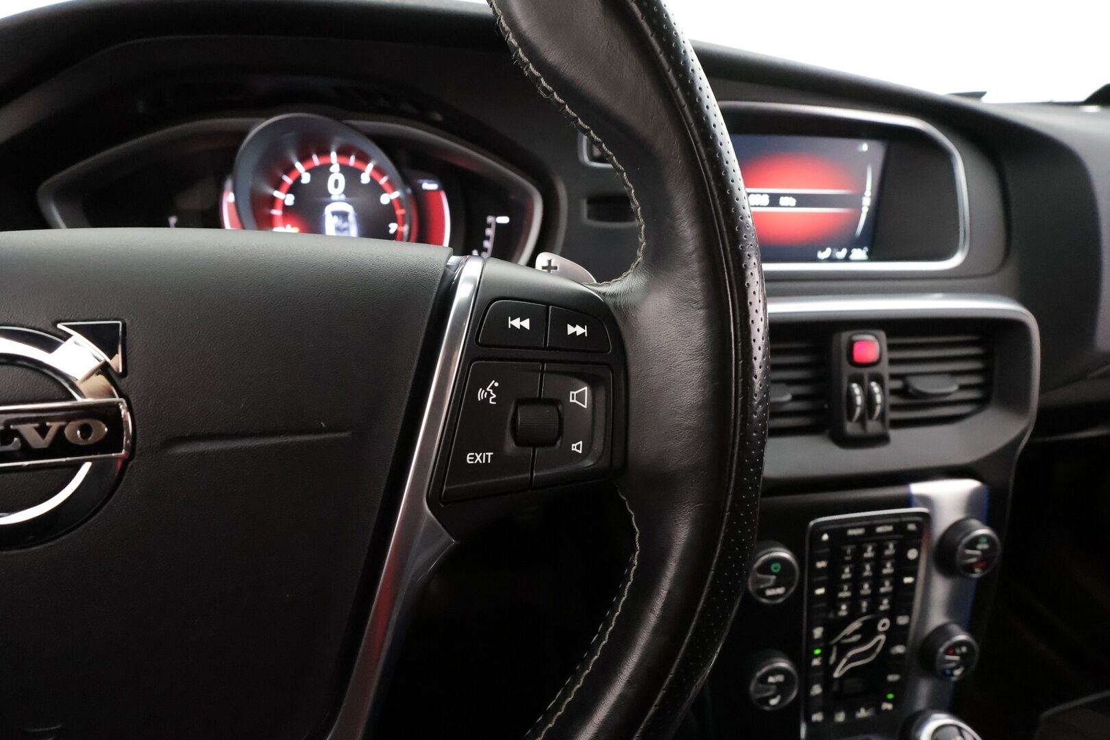 Volvo V40 2016 T5 R-Design Carbon Edition aut * ACC / P.kamera / Aktiiv.Xenon / Navi / H&K / Digimittaristo / BLIS / Webasto * - Kahdet renkaat aluvanteilla / Huippuvarusteet