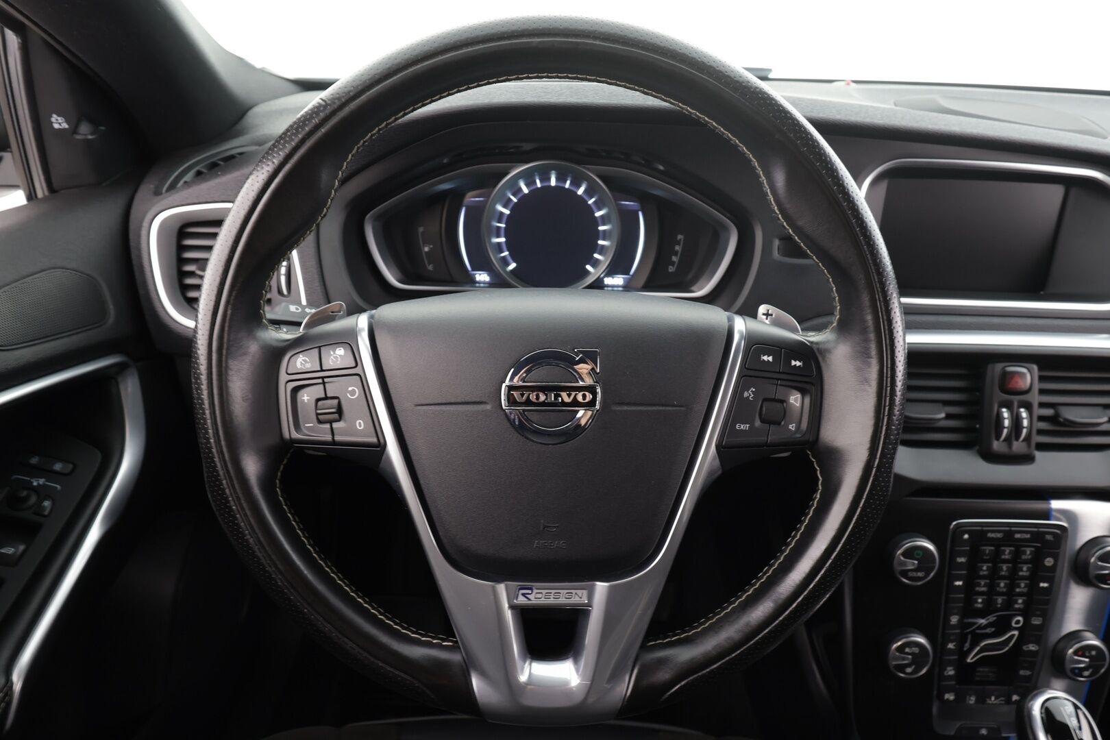 Volvo V40 2016 T5 R-Design Carbon Edition aut * ACC / P.kamera / Aktiiv.Xenon / Navi / H&K / Digimittaristo / BLIS / Webasto * - Kahdet renkaat aluvanteilla / Huippuvarusteet