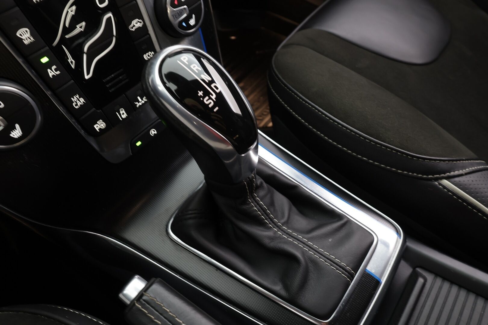 Volvo V40 2016 T5 R-Design Carbon Edition aut * ACC / P.kamera / Aktiiv.Xenon / Navi / H&K / Digimittaristo / BLIS / Webasto * - Kahdet renkaat aluvanteilla / Huippuvarusteet