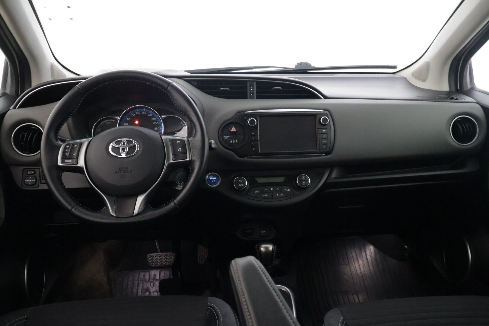 Toyota Yaris 2015 1,5 Hybrid Style 5ov - Suomi-auto | Vakkari | P-Kamera | LED | Navi | Digimittari | Kahdet renkaat aluvanteilla | Huippusiisti |