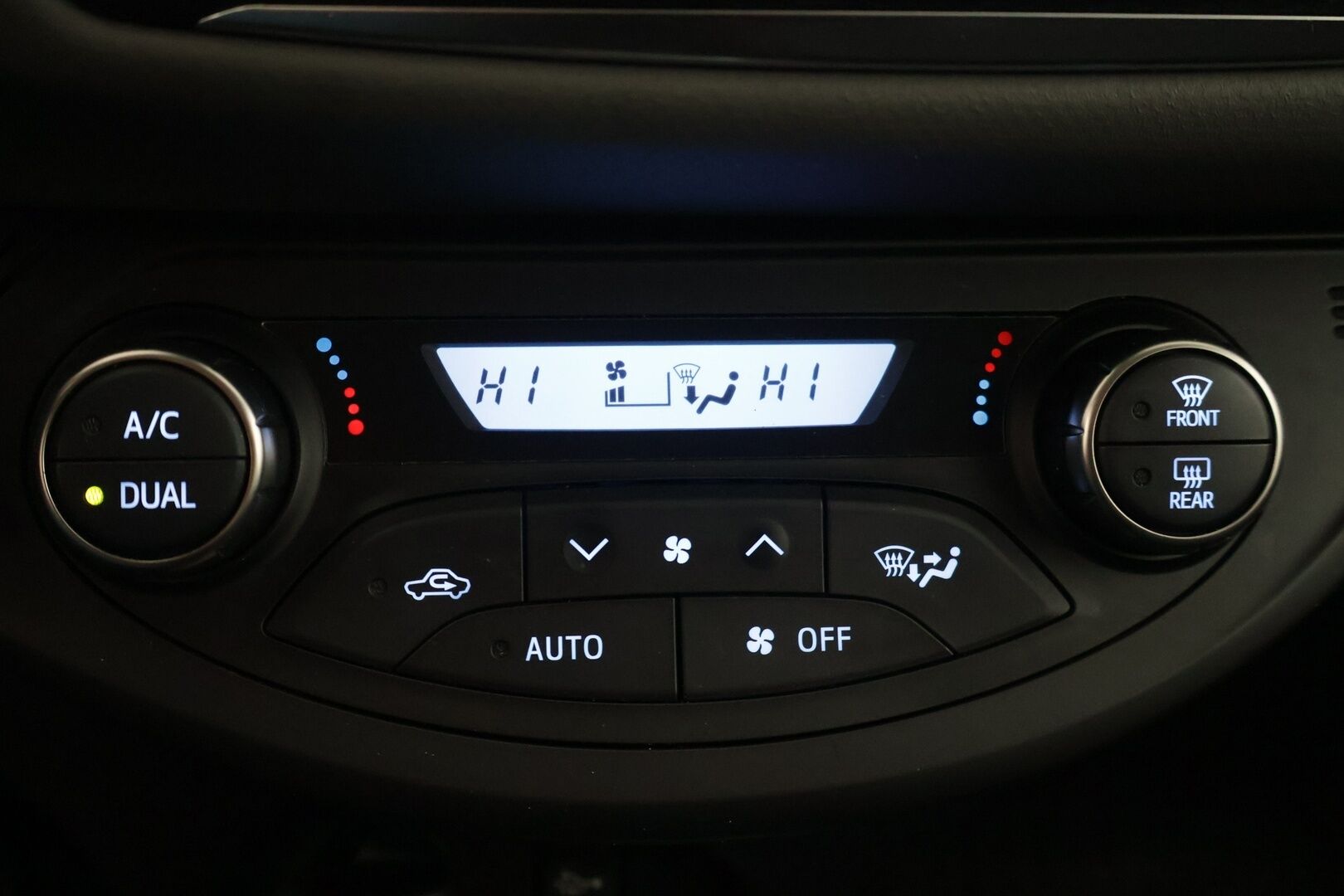 Toyota Yaris 2015 1,5 Hybrid Style 5ov - Suomi-auto | Vakkari | P-Kamera | LED | Navi | Digimittari | Kahdet renkaat aluvanteilla | Huippusiisti |