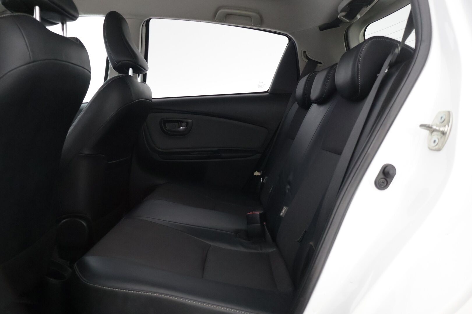 Toyota Yaris 2015 1,5 Hybrid Style 5ov - Suomi-auto | Vakkari | P-Kamera | LED | Navi | Digimittari | Kahdet renkaat aluvanteilla | Huippusiisti |
