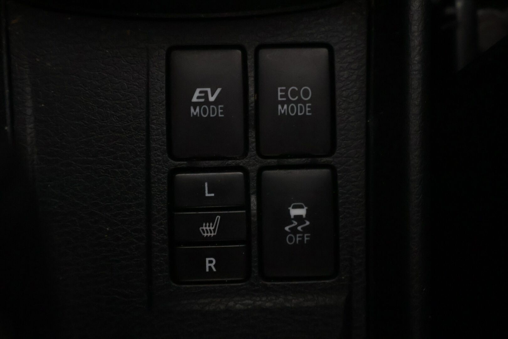 Toyota Yaris 2015 1,5 Hybrid Style 5ov - Suomi-auto | Vakkari | P-Kamera | LED | Navi | Digimittari | Kahdet renkaat aluvanteilla | Huippusiisti |