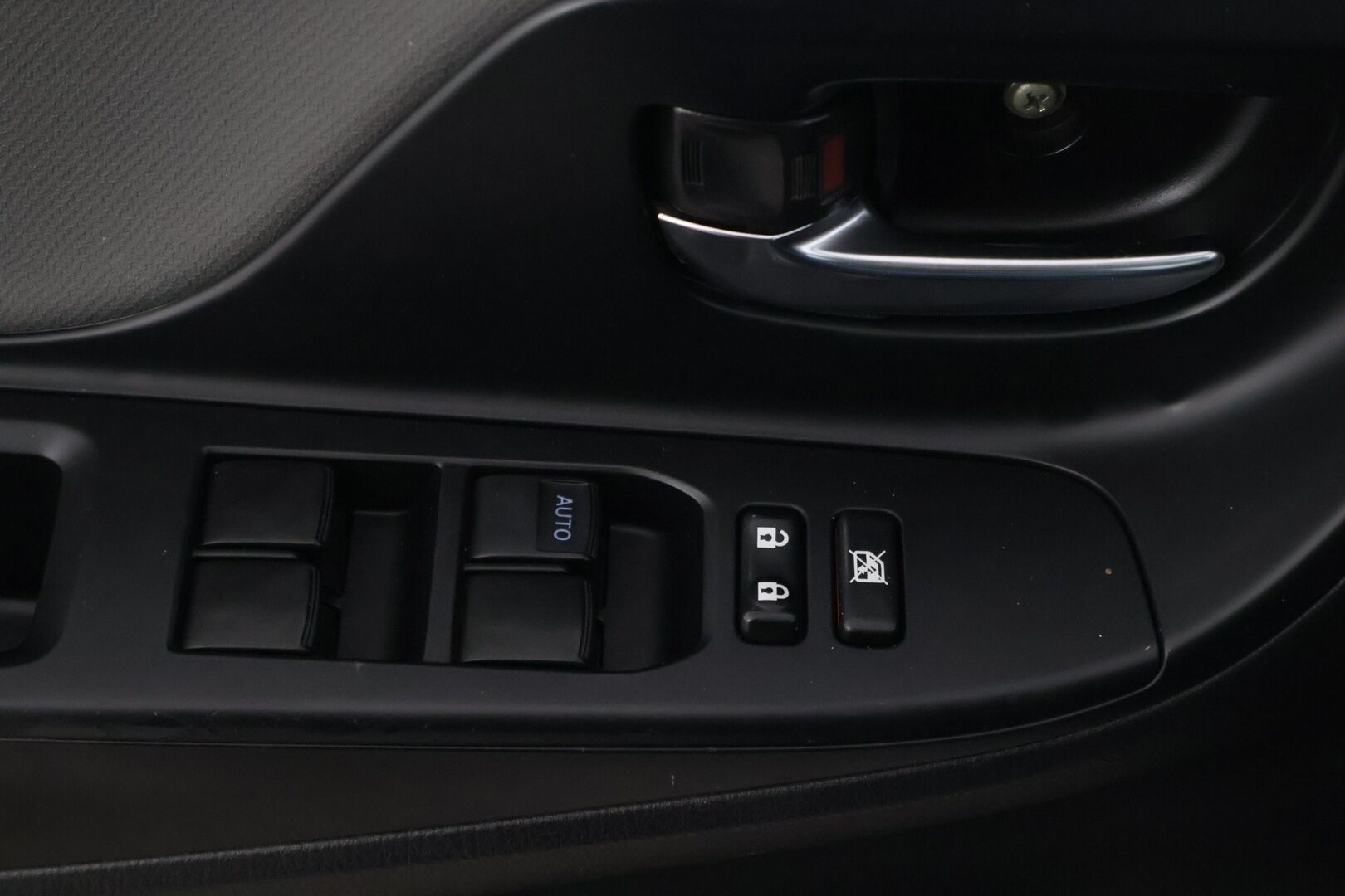 Toyota Yaris 2015 1,5 Hybrid Style 5ov - Suomi-auto | Vakkari | P-Kamera | LED | Navi | Digimittari | Kahdet renkaat aluvanteilla | Huippusiisti |