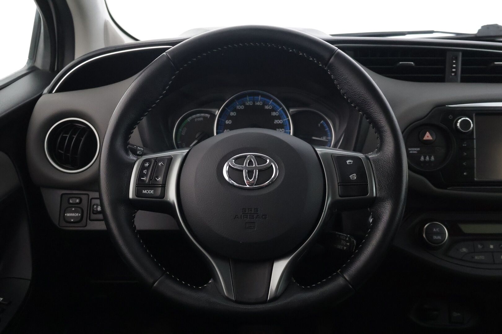 Toyota Yaris 2015 1,5 Hybrid Style 5ov - Suomi-auto | Vakkari | P-Kamera | LED | Navi | Digimittari | Kahdet renkaat aluvanteilla | Huippusiisti |