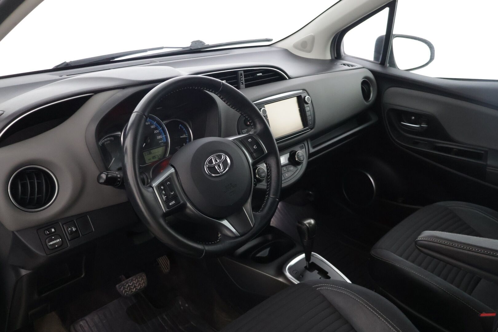 Toyota Yaris 2015 1,5 Hybrid Style 5ov - Suomi-auto | Vakkari | P-Kamera | LED | Navi | Digimittari | Kahdet renkaat aluvanteilla | Huippusiisti |