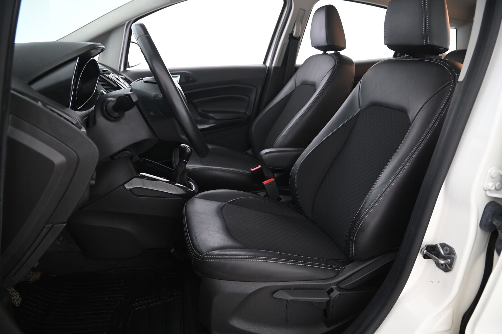 Ford Ecosport 2016 1,0 EcoBoost 125hv M5 Titanium 5-ovinen - P.tutka | Lohkolämmitin | 2 aluvanteet | Juuri katsastettu