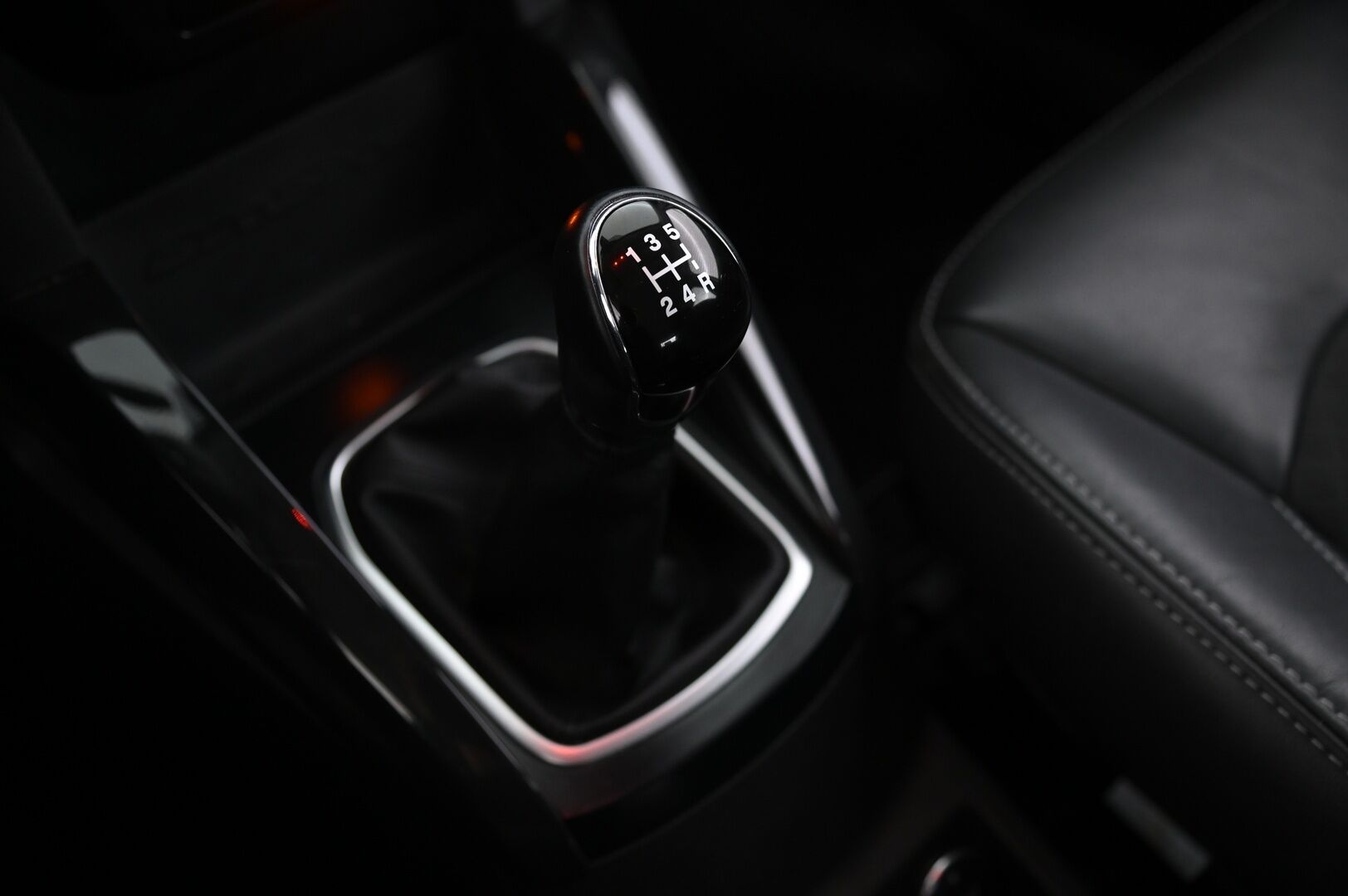 Ford Ecosport 2016 1,0 EcoBoost 125hv M5 Titanium 5-ovinen - P.tutka | Lohkolämmitin | 2 aluvanteet | Juuri katsastettu