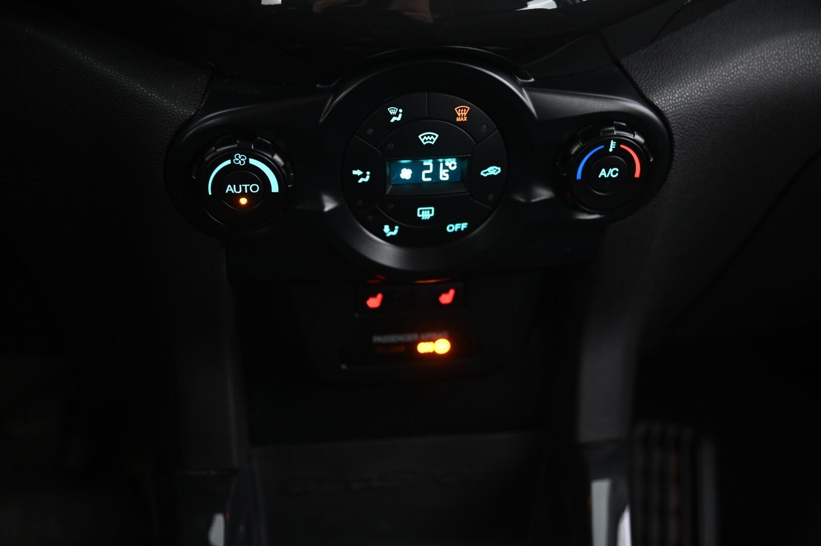 Ford Ecosport 2016 1,0 EcoBoost 125hv M5 Titanium 5-ovinen - P.tutka | Lohkolämmitin | 2 aluvanteet | Juuri katsastettu