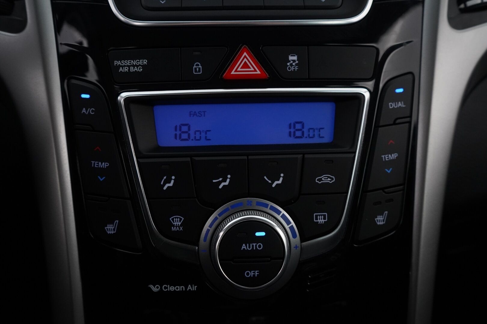 Hyundai i30 5d 2016 1,6 7DCT-aut. ISG Comfort * Lohko+Sisä / Vakkari / Tutka / BT / Auto. Ilmastointi * - Suomi-auto / Kahdet renkaat alumiinivantein / Facelift