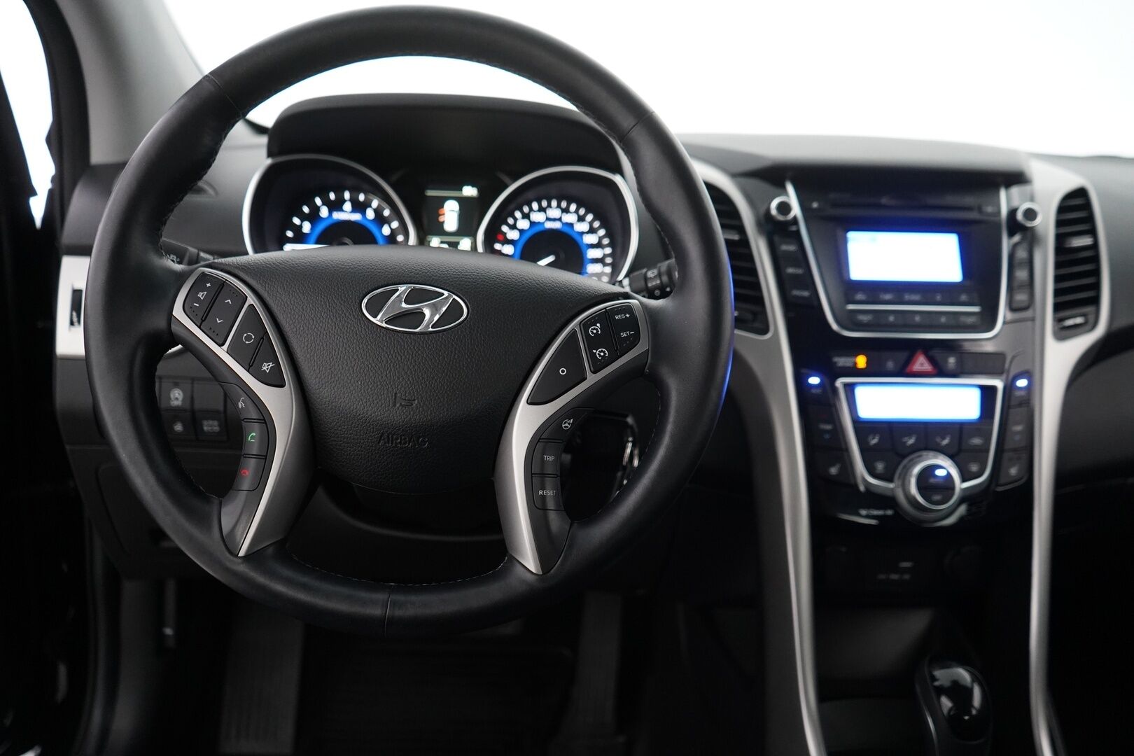 Hyundai i30 5d 2016 1,6 7DCT-aut. ISG Comfort * Lohko+Sisä / Vakkari / Tutka / BT / Auto. Ilmastointi * - Suomi-auto / Kahdet renkaat alumiinivantein / Facelift