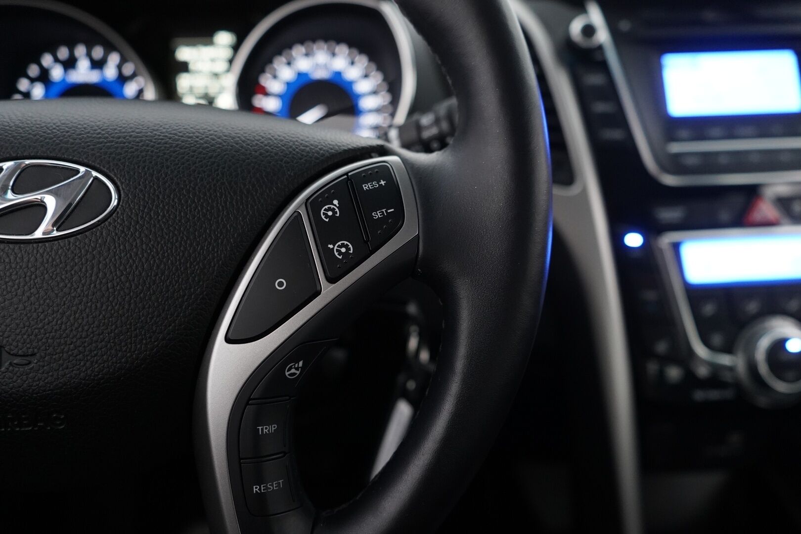 Hyundai i30 5d 2016 1,6 7DCT-aut. ISG Comfort * Lohko+Sisä / Vakkari / Tutka / BT / Auto. Ilmastointi * - Suomi-auto / Kahdet renkaat alumiinivantein / Facelift