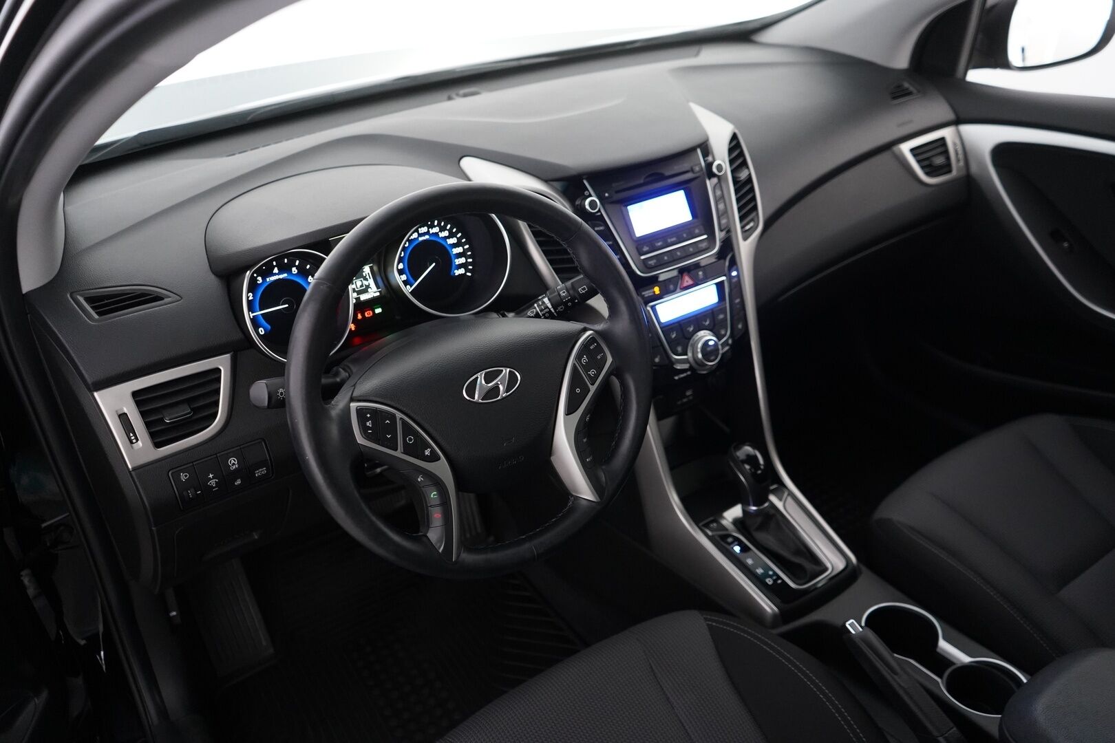 Hyundai i30 5d 2016 1,6 7DCT-aut. ISG Comfort * Lohko+Sisä / Vakkari / Tutka / BT / Auto. Ilmastointi * - Suomi-auto / Kahdet renkaat alumiinivantein / Facelift