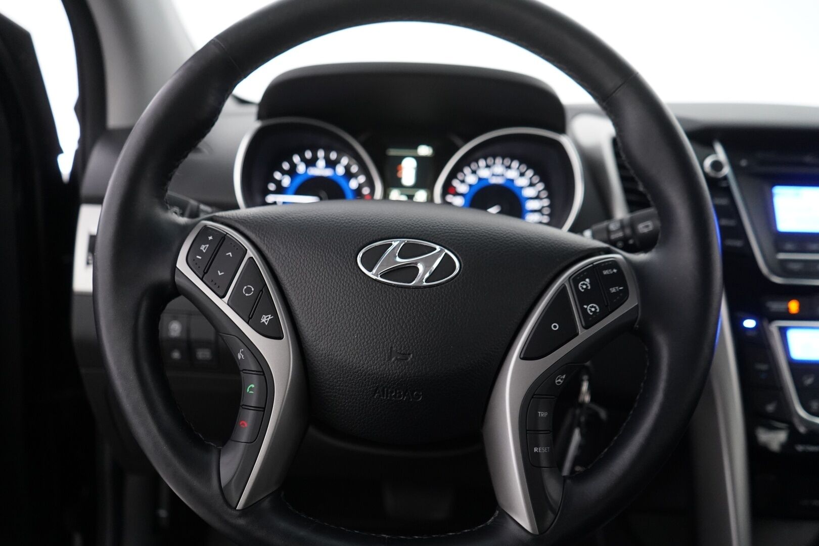 Hyundai i30 5d 2016 1,6 7DCT-aut. ISG Comfort * Lohko+Sisä / Vakkari / Tutka / BT / Auto. Ilmastointi * - Suomi-auto / Kahdet renkaat alumiinivantein / Facelift