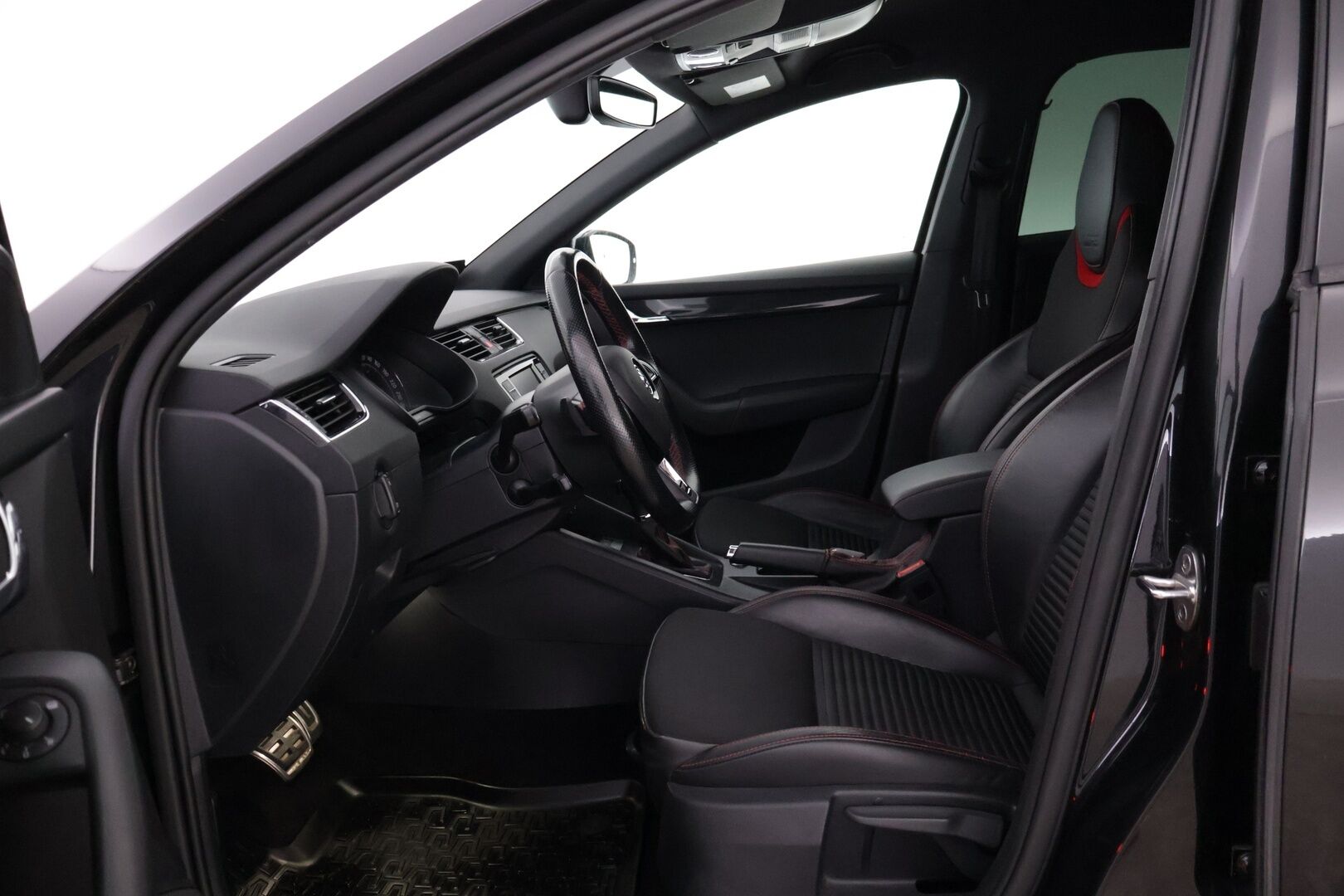 Skoda Octavia 2017 2,0 TDI 184 4x4 RS Challenge DSG Aut * ACC / Webasto / KeylessGo / Navigointi / Carplay* - Black-paketti / Suomi-auto / Seuraava katsastus 08/26 / Lämmitettävä tuulilasi