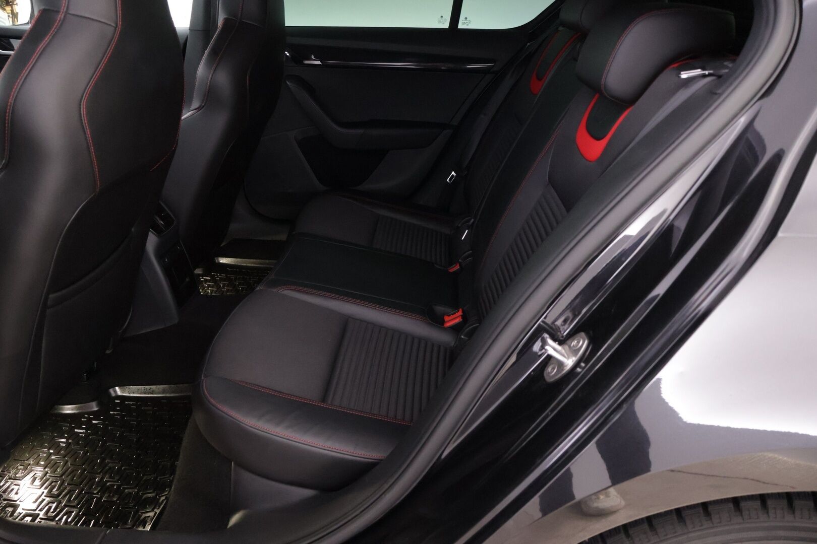 Skoda Octavia 2017 2,0 TDI 184 4x4 RS Challenge DSG Aut * ACC / Webasto / KeylessGo / Navigointi / Carplay* - Black-paketti / Suomi-auto / Seuraava katsastus 08/26 / Lämmitettävä tuulilasi