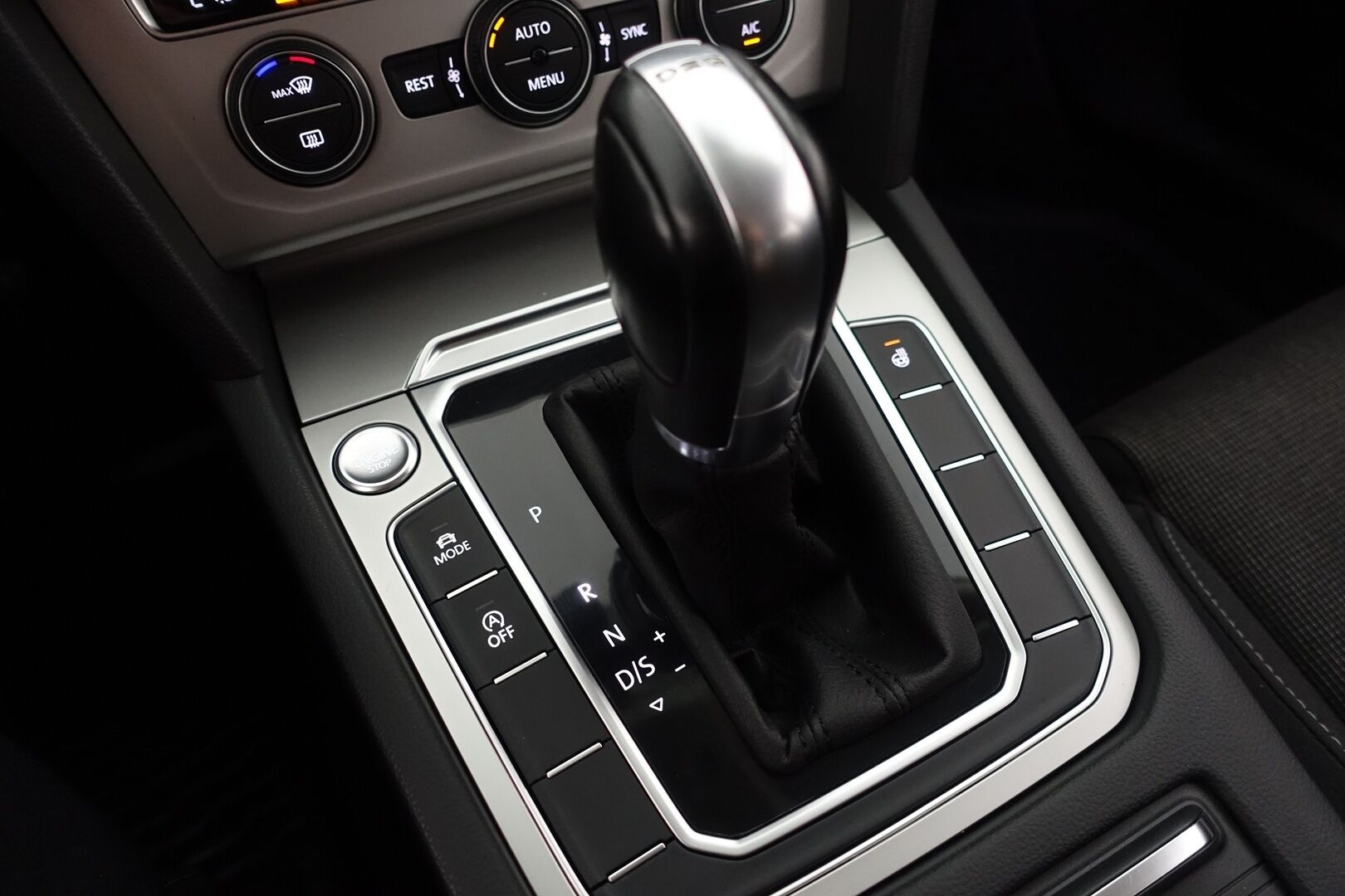 Volkswagen Passat 2017 Sedan Comfortline 1,4 TSI 92 kW (125 hv) DSG-automaatti - | Navi | LED | P.tutkat | Lohko+sisähaara | App-Connect | BT | Ergo-Comfort istuin | Keyless | Lämm. ratti | 2x renkaat aluin | Suomiauto | 