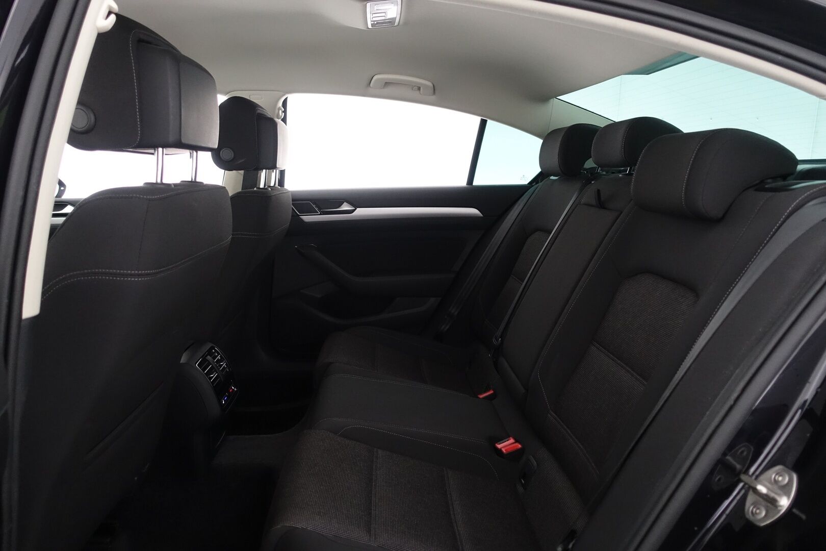 Volkswagen Passat 2017 Sedan Comfortline 1,4 TSI 92 kW (125 hv) DSG-automaatti - | Navi | LED | P.tutkat | Lohko+sisähaara | App-Connect | BT | Ergo-Comfort istuin | Keyless | Lämm. ratti | 2x renkaat aluin | Suomiauto | 