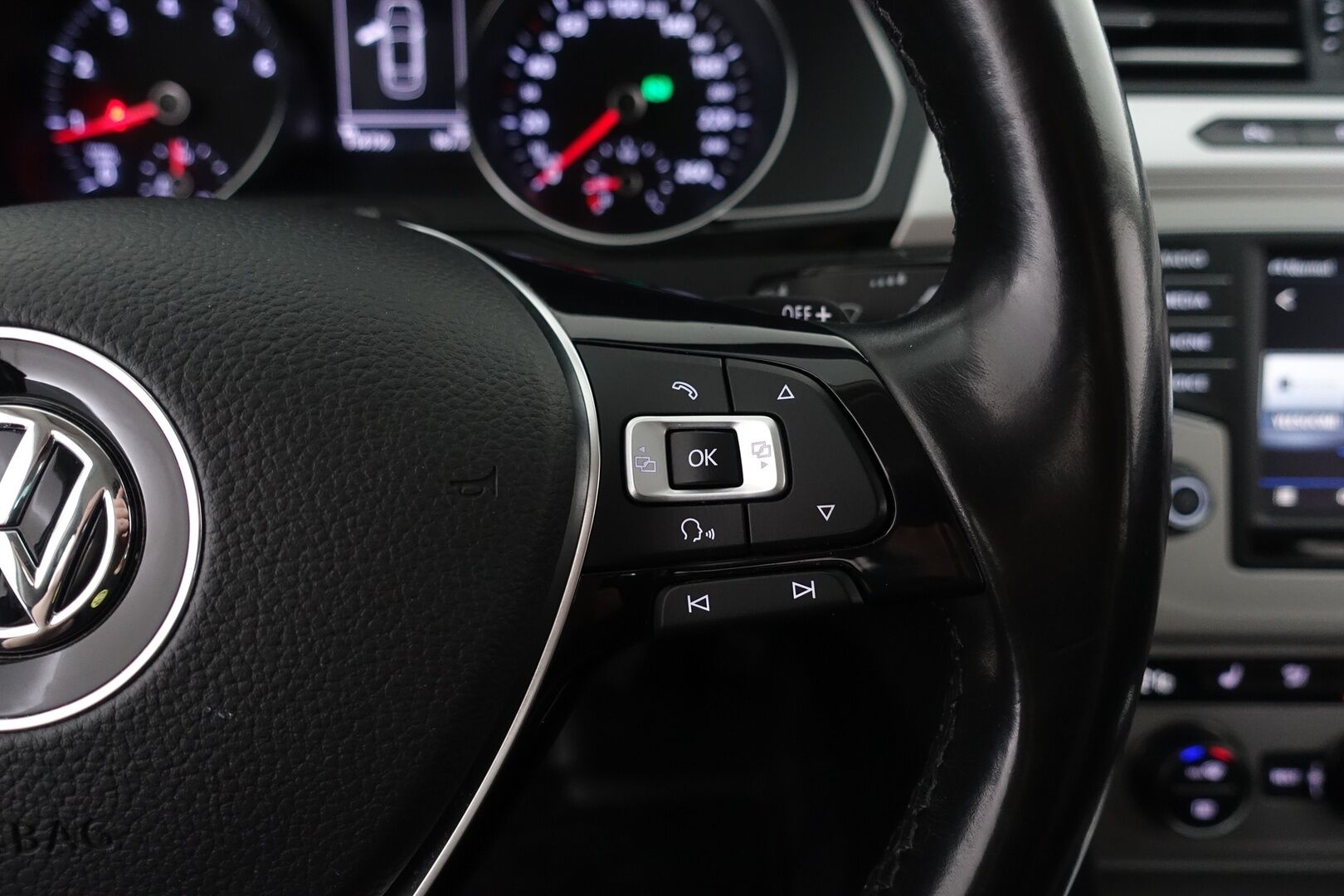 Volkswagen Passat 2017 Sedan Comfortline 1,4 TSI 92 kW (125 hv) DSG-automaatti - | Navi | LED | P.tutkat | Lohko+sisähaara | App-Connect | BT | Ergo-Comfort istuin | Keyless | Lämm. ratti | 2x renkaat aluin | Suomiauto | 