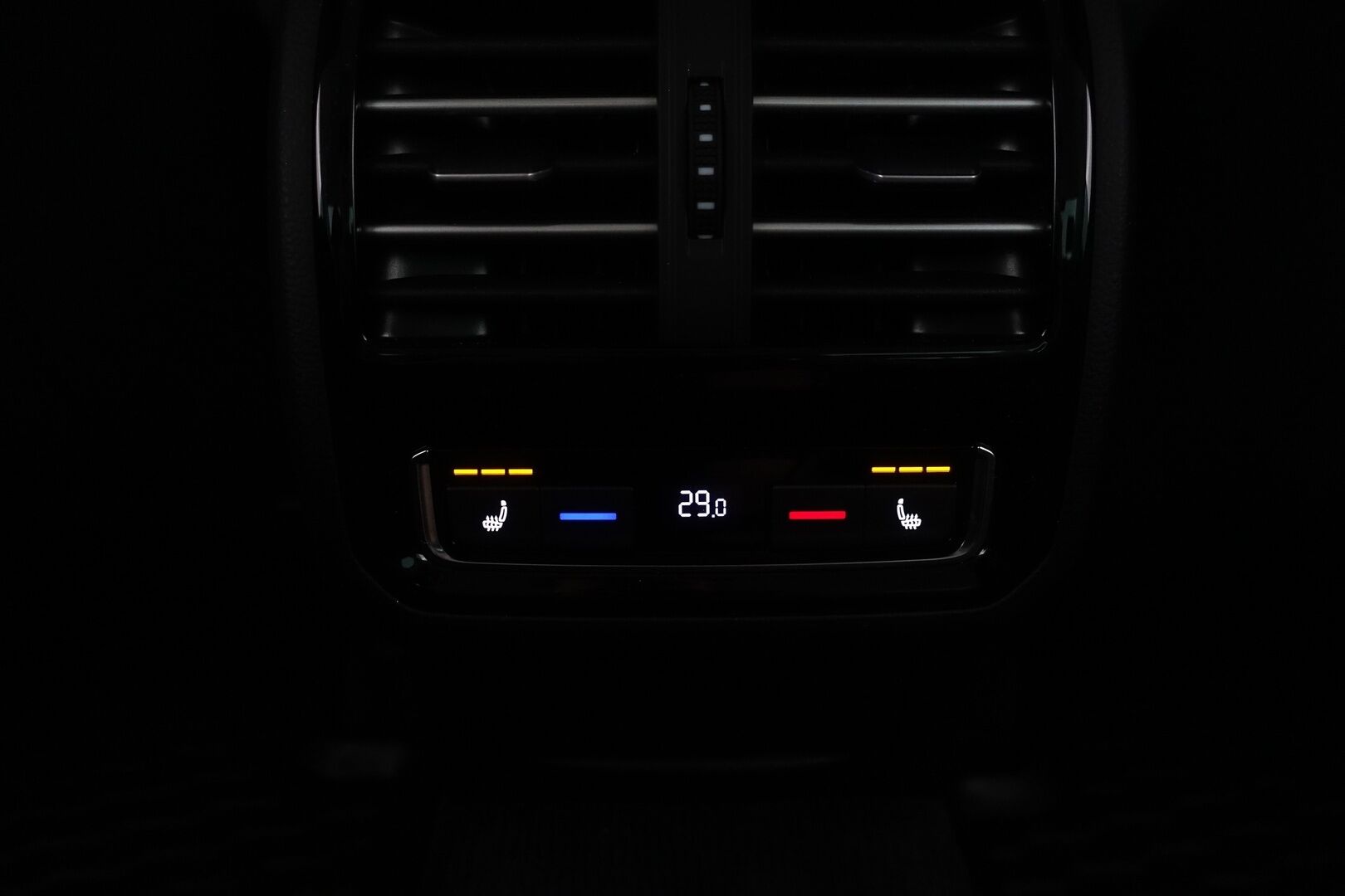 Volkswagen Passat 2017 Sedan Comfortline 1,4 TSI 92 kW (125 hv) DSG-automaatti - | Navi | LED | P.tutkat | Lohko+sisähaara | App-Connect | BT | Ergo-Comfort istuin | Keyless | Lämm. ratti | 2x renkaat aluin | Suomiauto | 