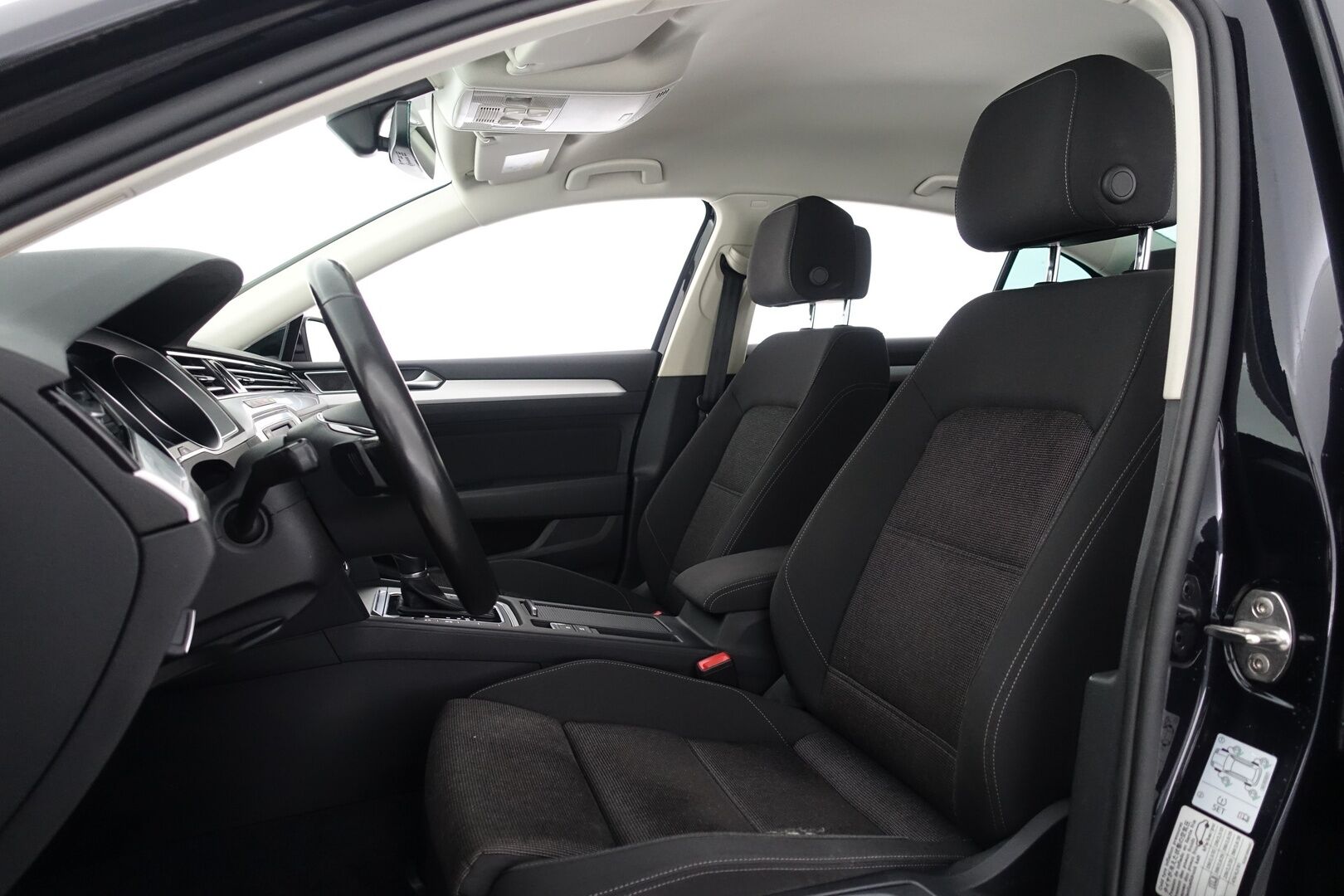 Volkswagen Passat 2017 Sedan Comfortline 1,4 TSI 92 kW (125 hv) DSG-automaatti - | Navi | LED | P.tutkat | Lohko+sisähaara | App-Connect | BT | Ergo-Comfort istuin | Keyless | Lämm. ratti | 2x renkaat aluin | Suomiauto | 