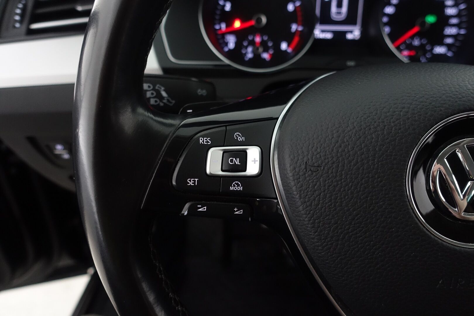 Volkswagen Passat 2017 Sedan Comfortline 1,4 TSI 92 kW (125 hv) DSG-automaatti - | Navi | LED | P.tutkat | Lohko+sisähaara | App-Connect | BT | Ergo-Comfort istuin | Keyless | Lämm. ratti | 2x renkaat aluin | Suomiauto | 